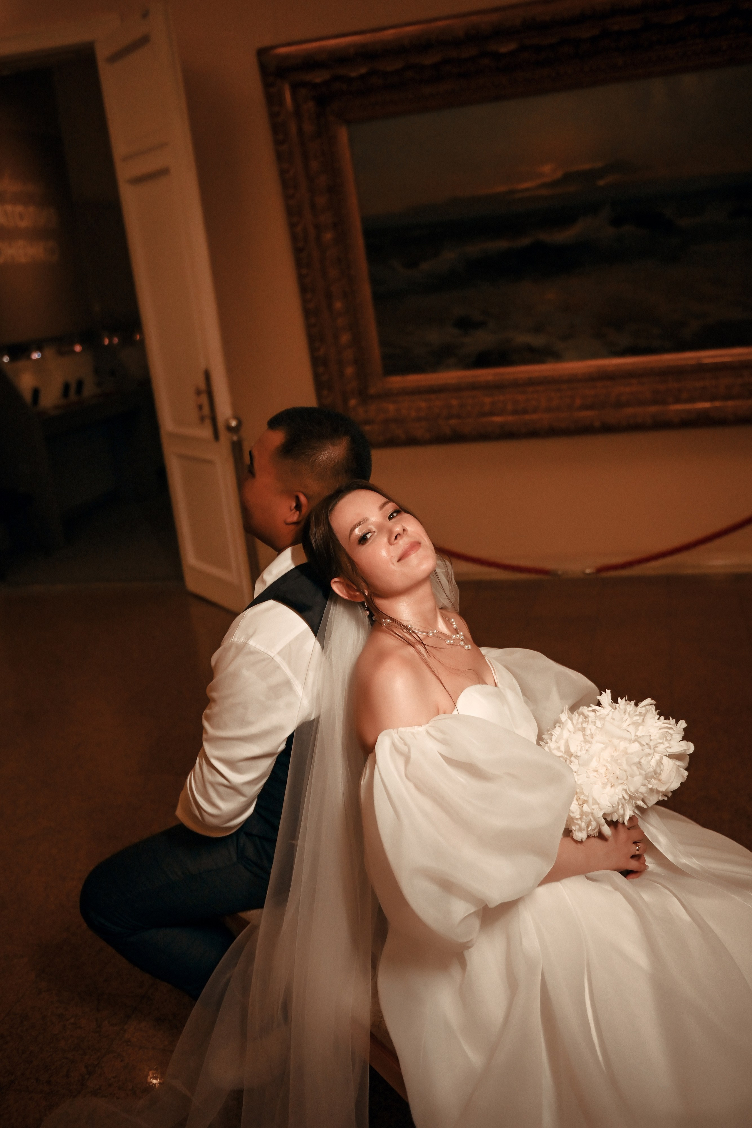 Небольшая свадебная серия в музее и прогулкой под дождем Эльмиры и Ризата. Свадебный, семейный, детский, контент фотограф в Омске Максим Ильин