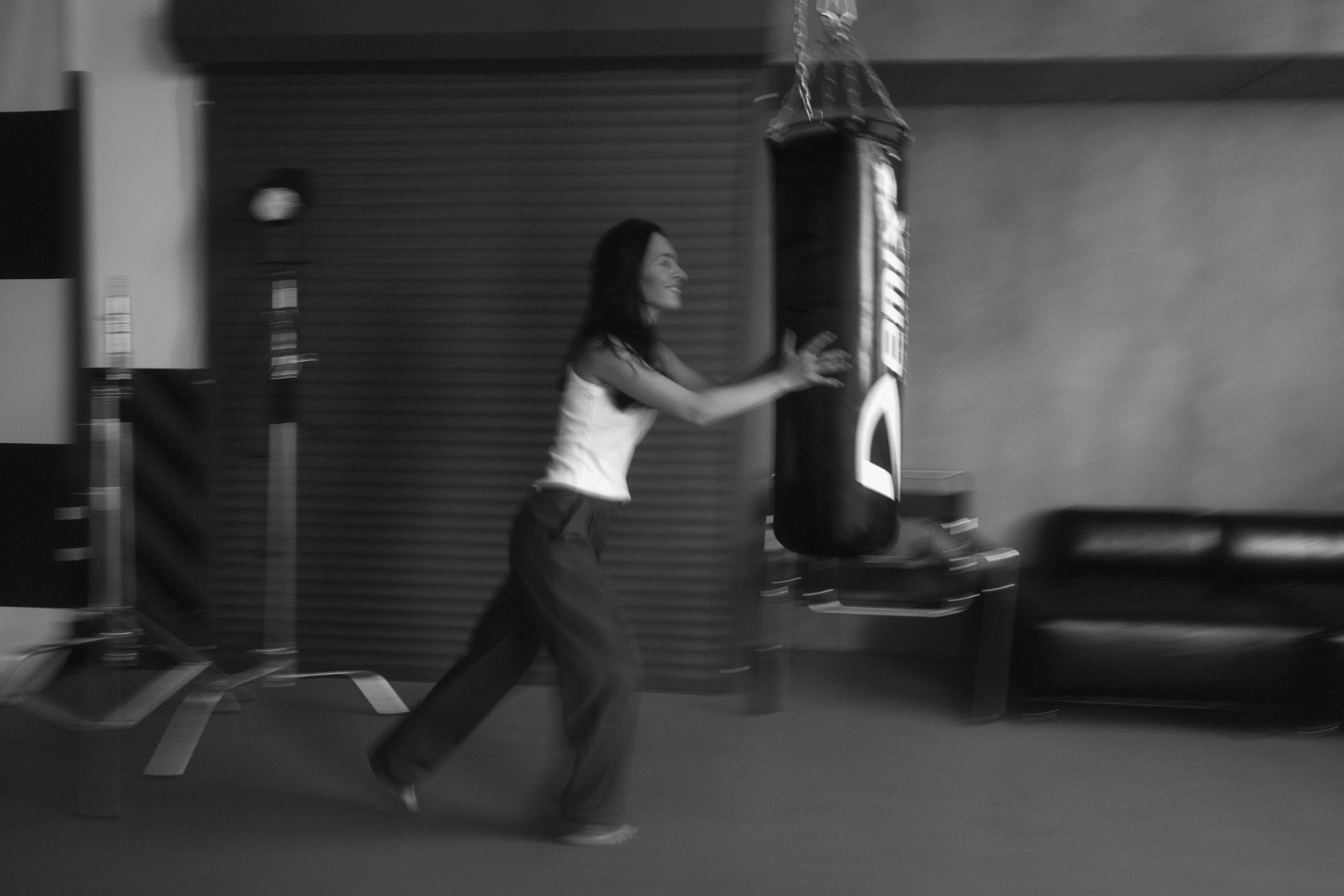 Женская портретная чб фотосессия в студии на циклораме в Казани