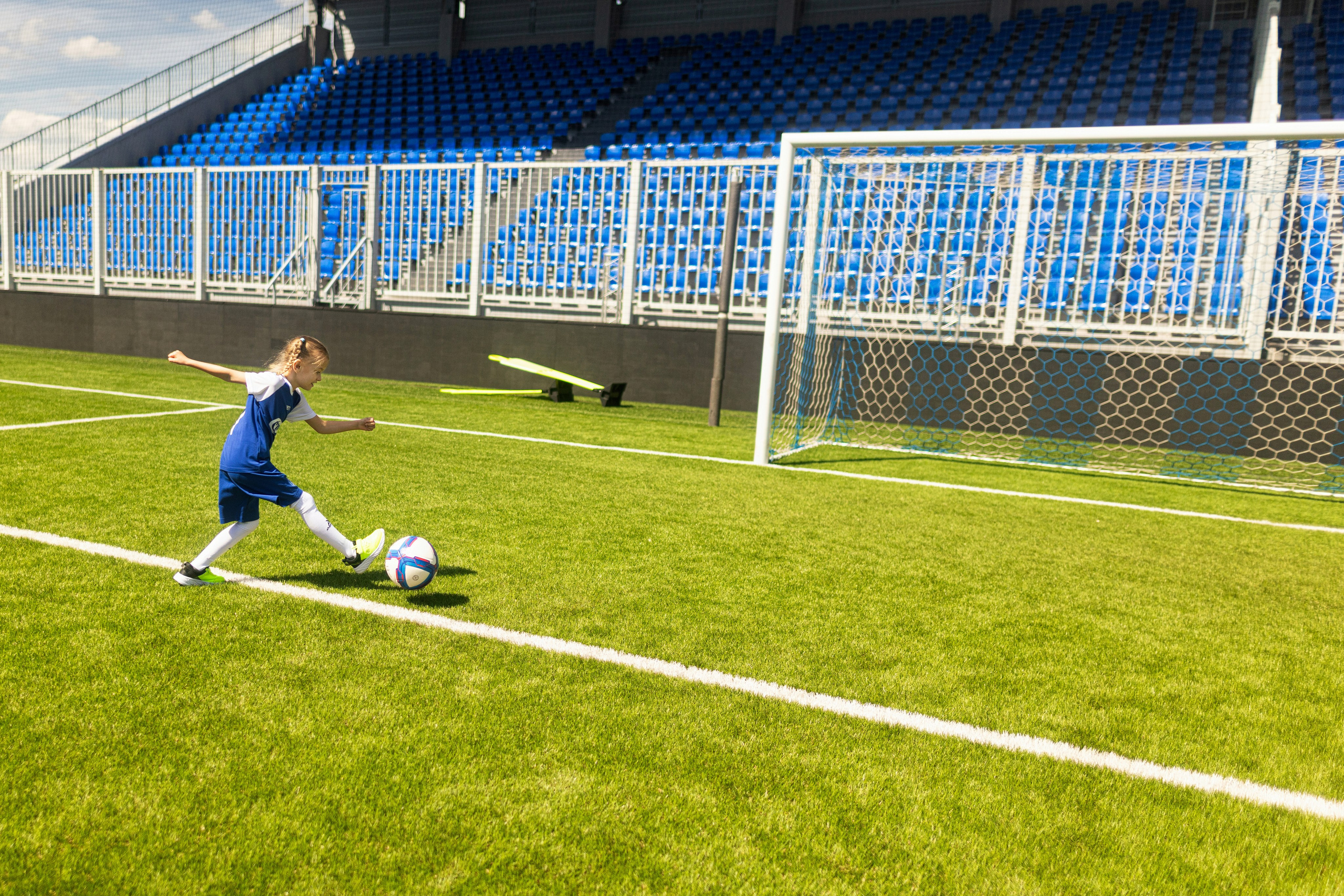 Детский портрет с Алисой на футбольном стадионе. Дмитрий Шульгин, портретный фотограф в Воронеже