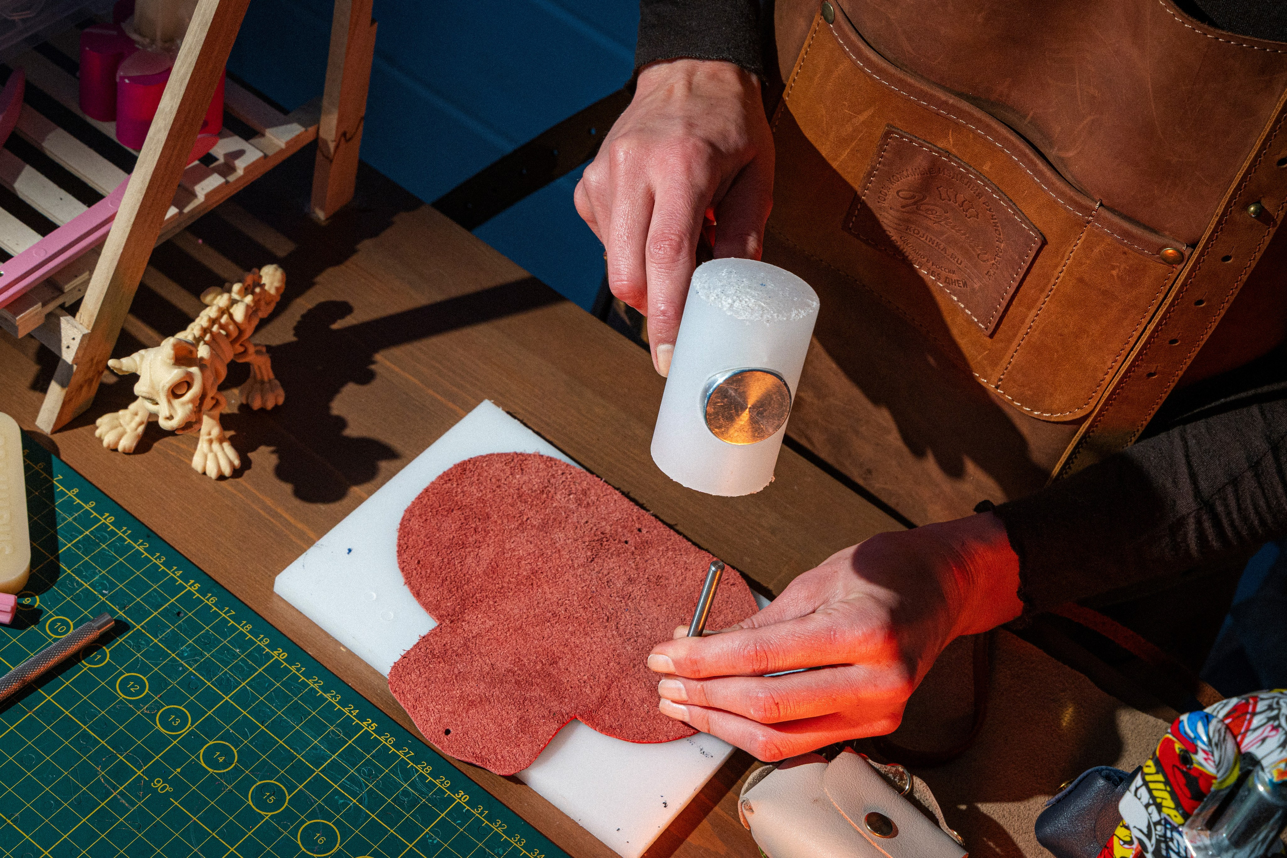 Съёмка рабочего процесса в частной кожевенной мастерской. Андрей Головин | Фотограф в Санкт‑Петербурге Репортаж, реклама, персональная съёмка