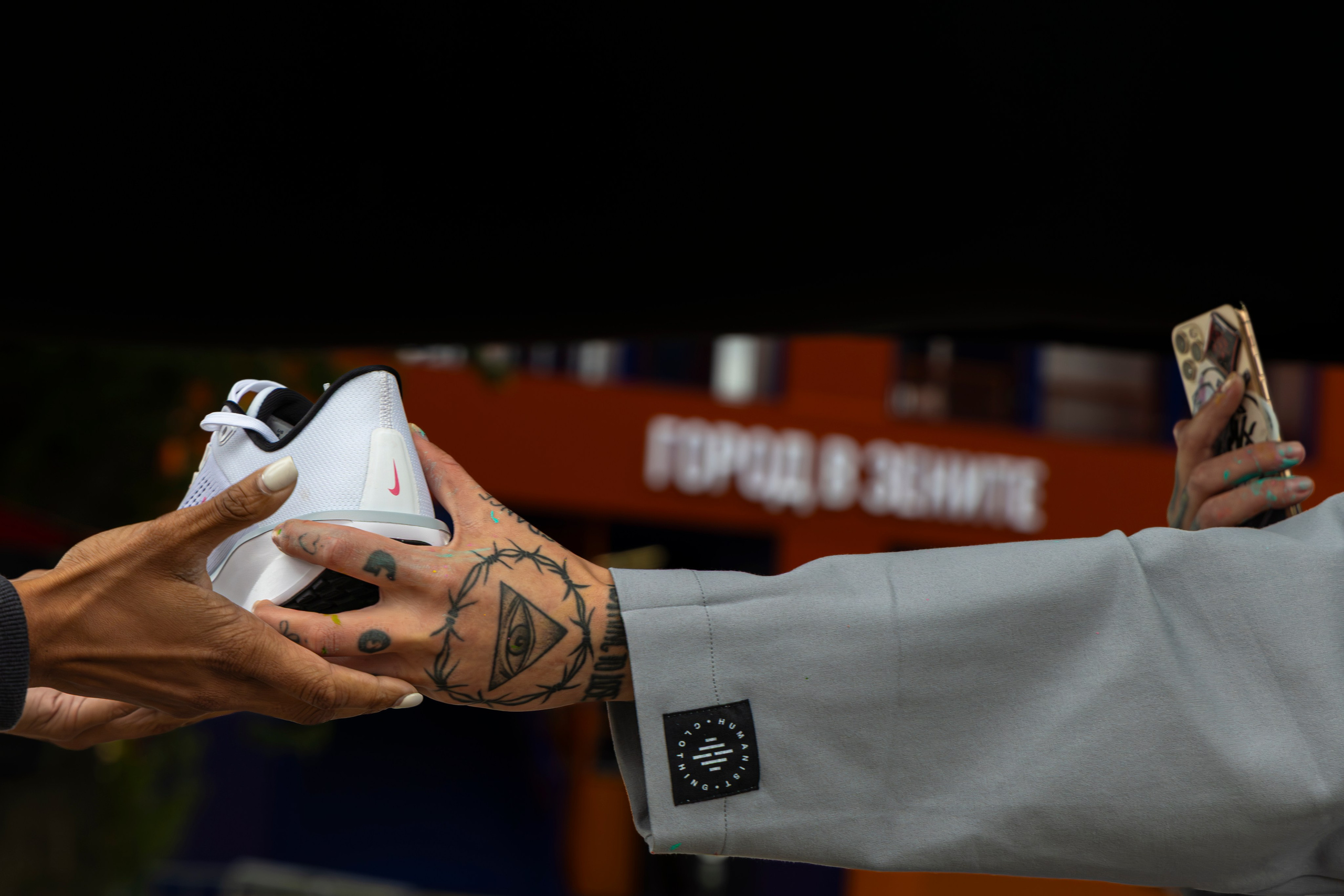 Розыгрыш кроссовок: напряжение в глазах участников