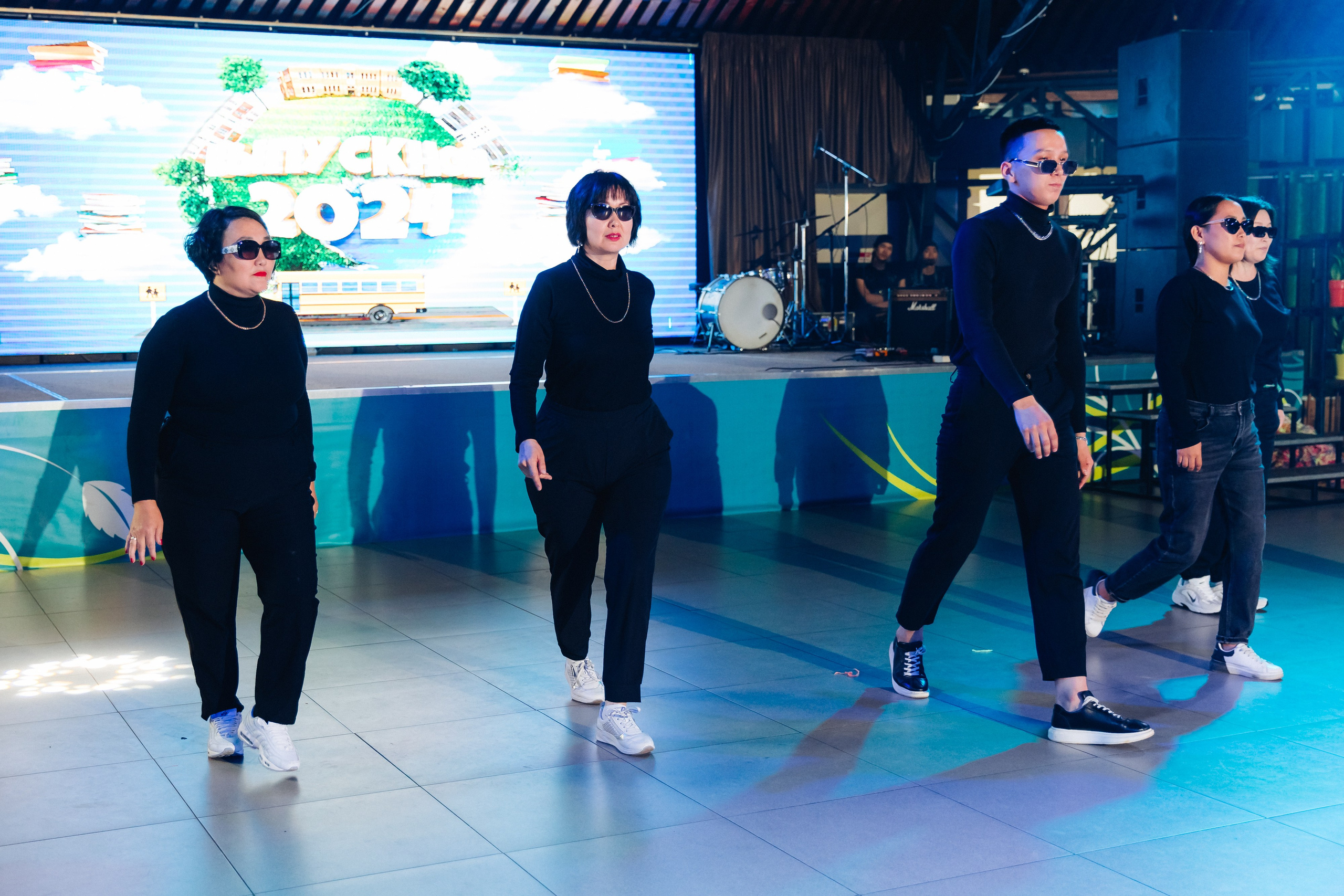 Выпускной вечер. 49 школа. Баран на корове. Свадебный и семейный фотограф в Улан-Удэ