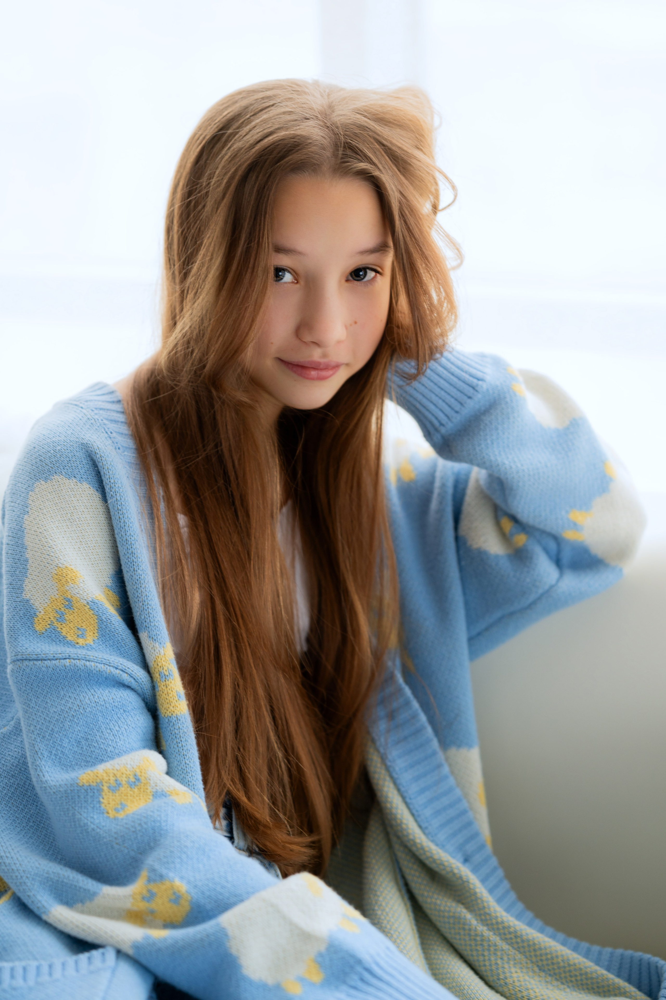 Студийная съёмка девочки в стиле Париж на диване