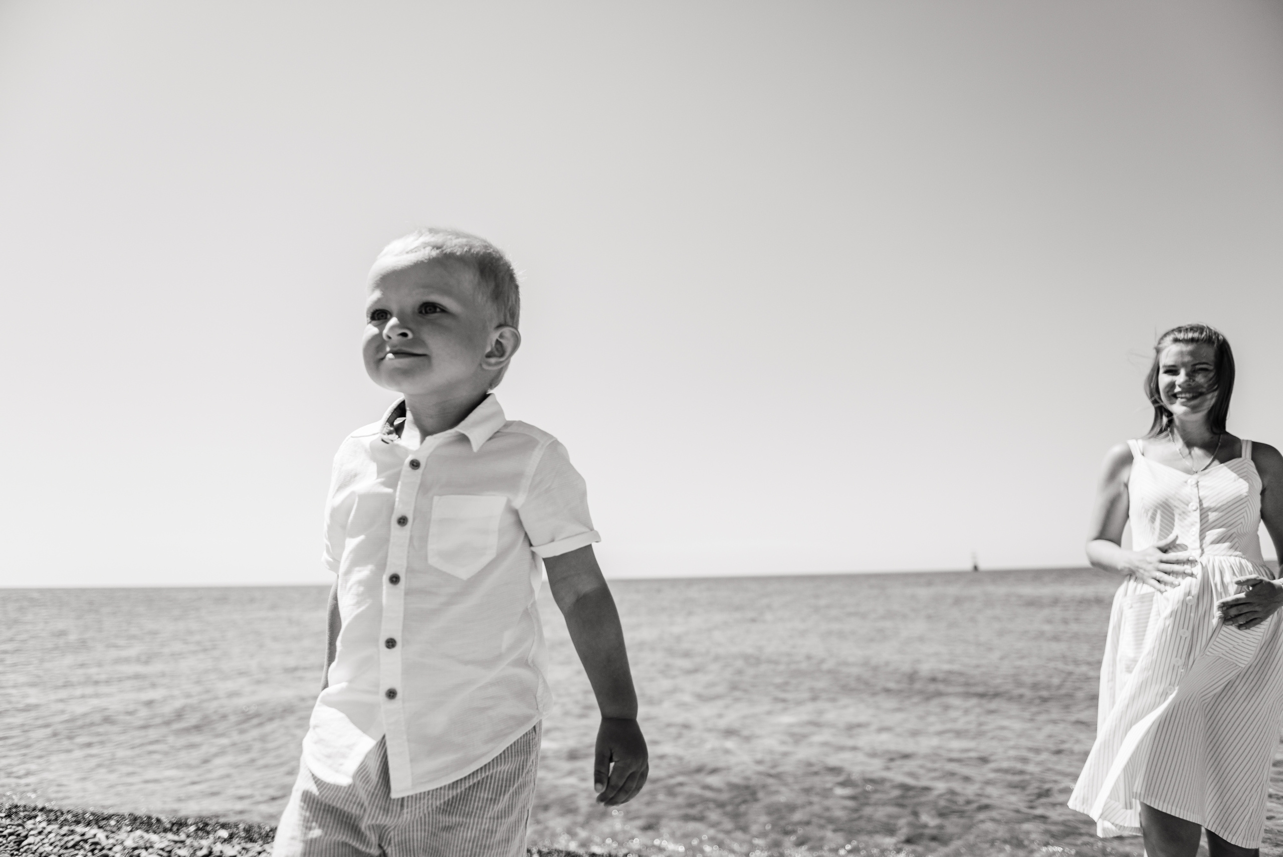 Лева с мамой на прогулке. Fedor Lemeshko — Destination Wedding and Family Lifestyle photographer