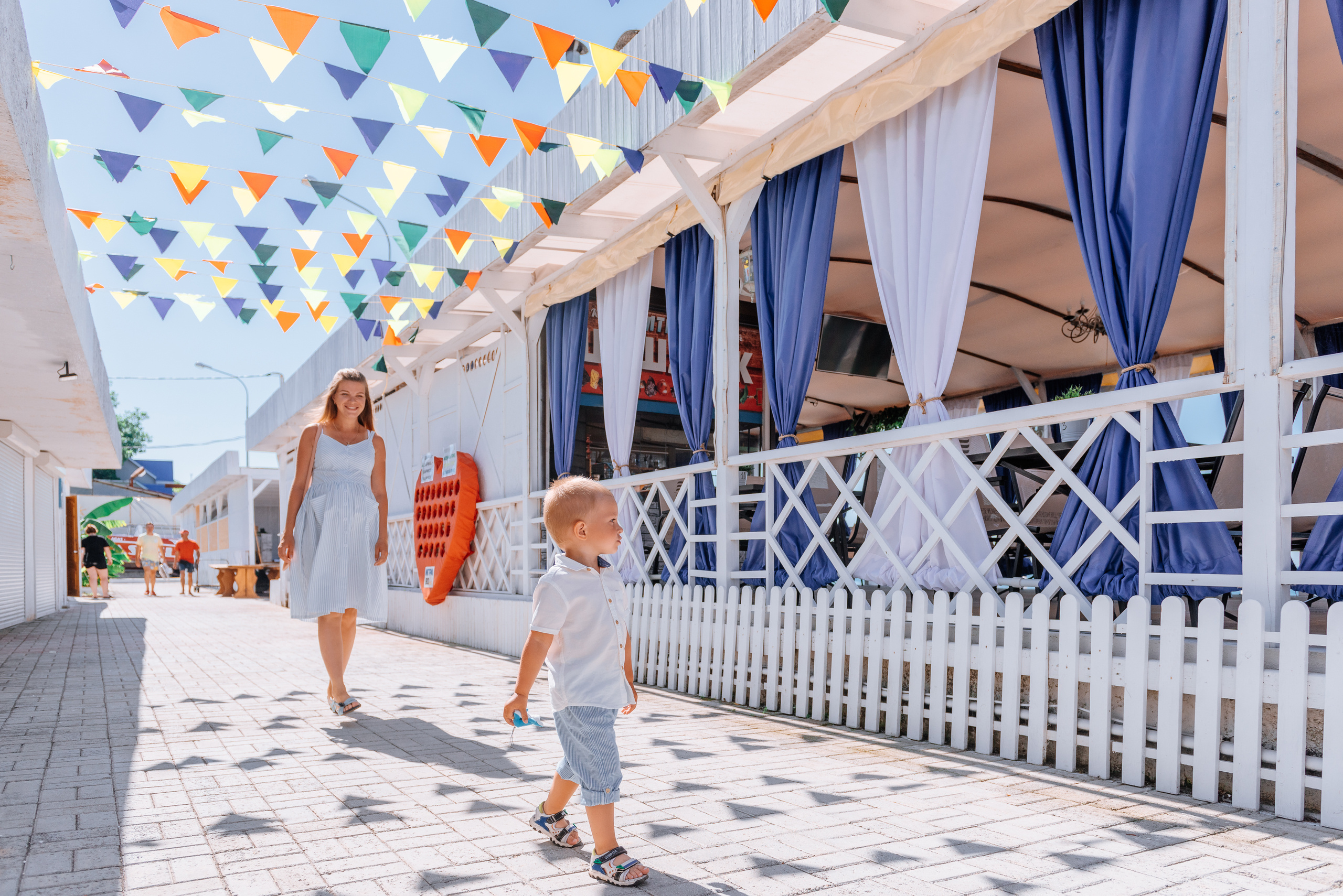 Лева с мамой на прогулке. Fedor Lemeshko — Destination Wedding and Family Lifestyle photographer