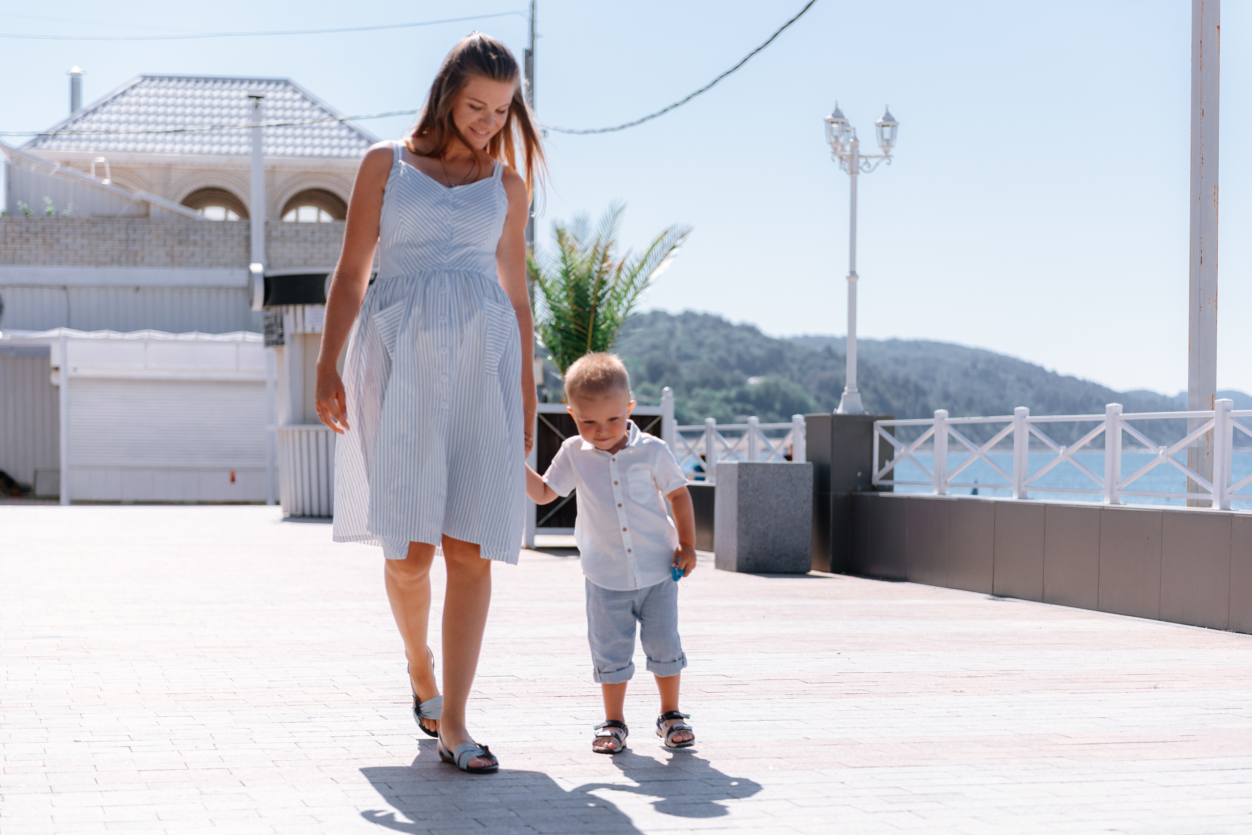 Лева с мамой на прогулке. Fedor Lemeshko — Destination Wedding and Family Lifestyle photographer