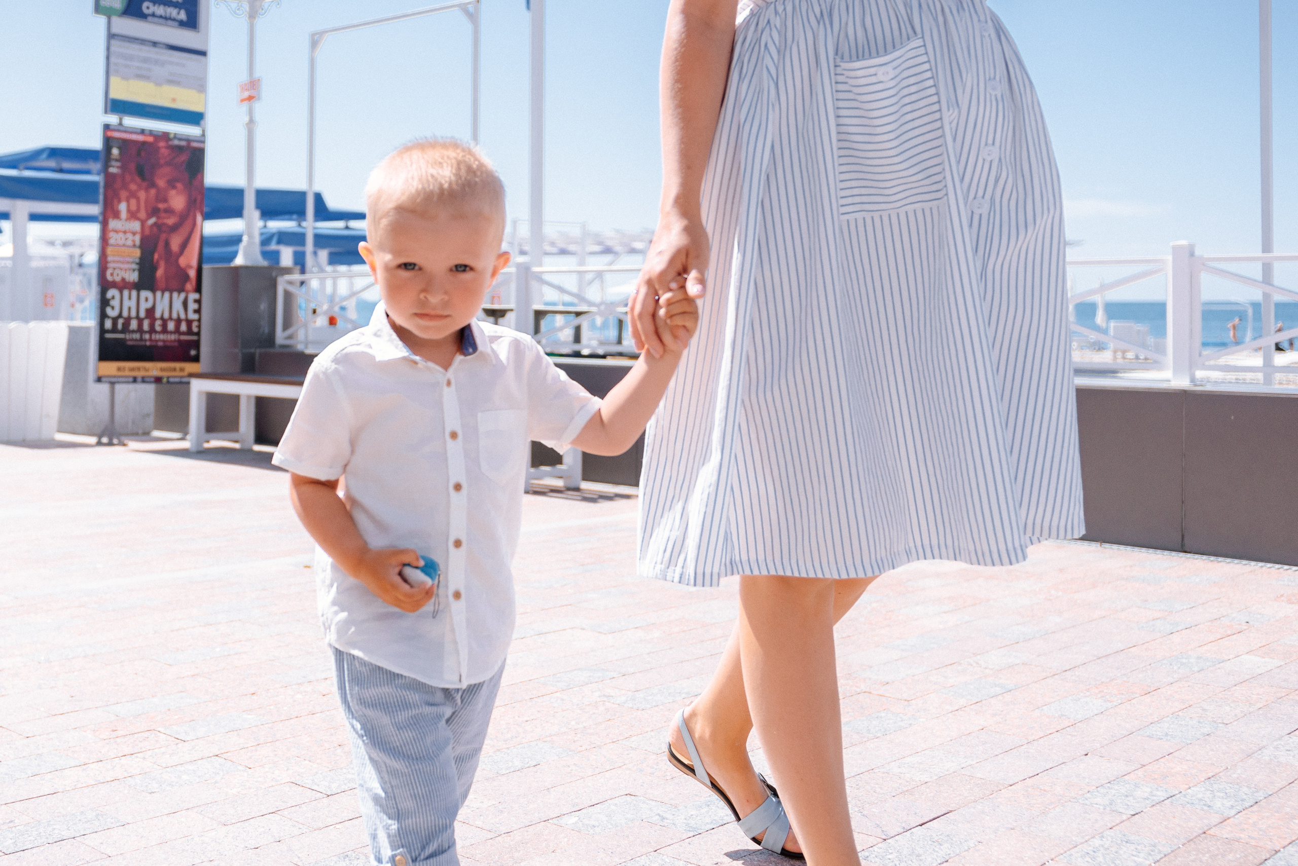 Лева с мамой на прогулке. Fedor Lemeshko — Destination Wedding and Family Lifestyle photographer