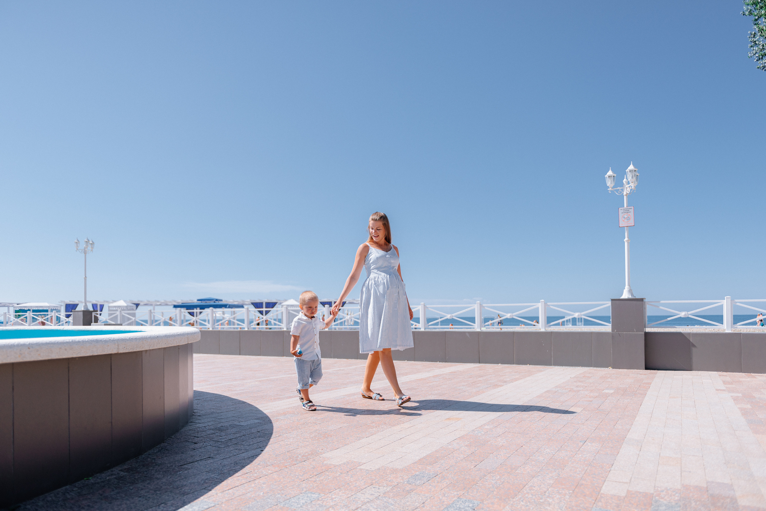 Лева с мамой на прогулке. Fedor Lemeshko — Destination Wedding and Family Lifestyle photographer