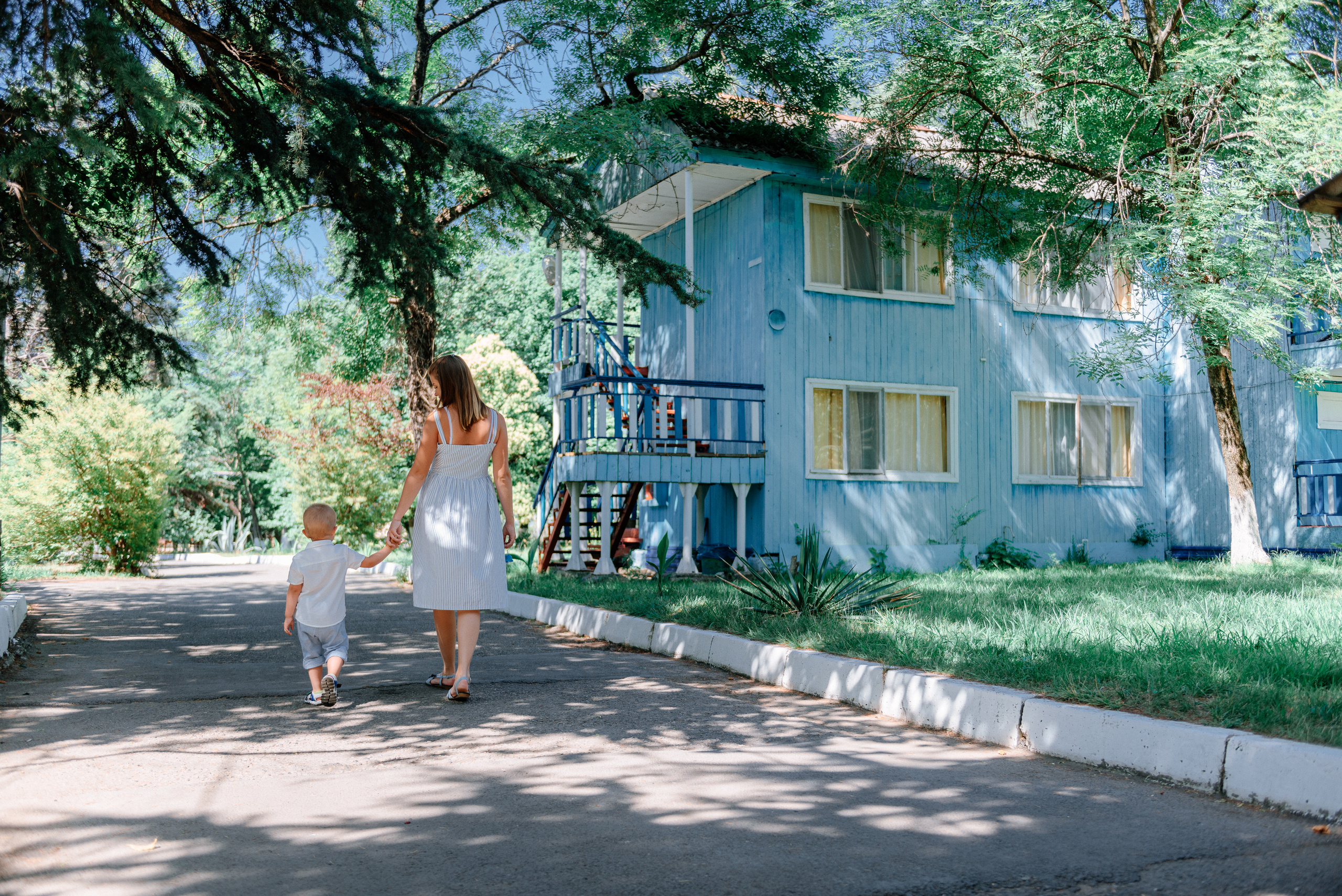 Лева с мамой на прогулке. Fedor Lemeshko — Destination Wedding and Family Lifestyle photographer