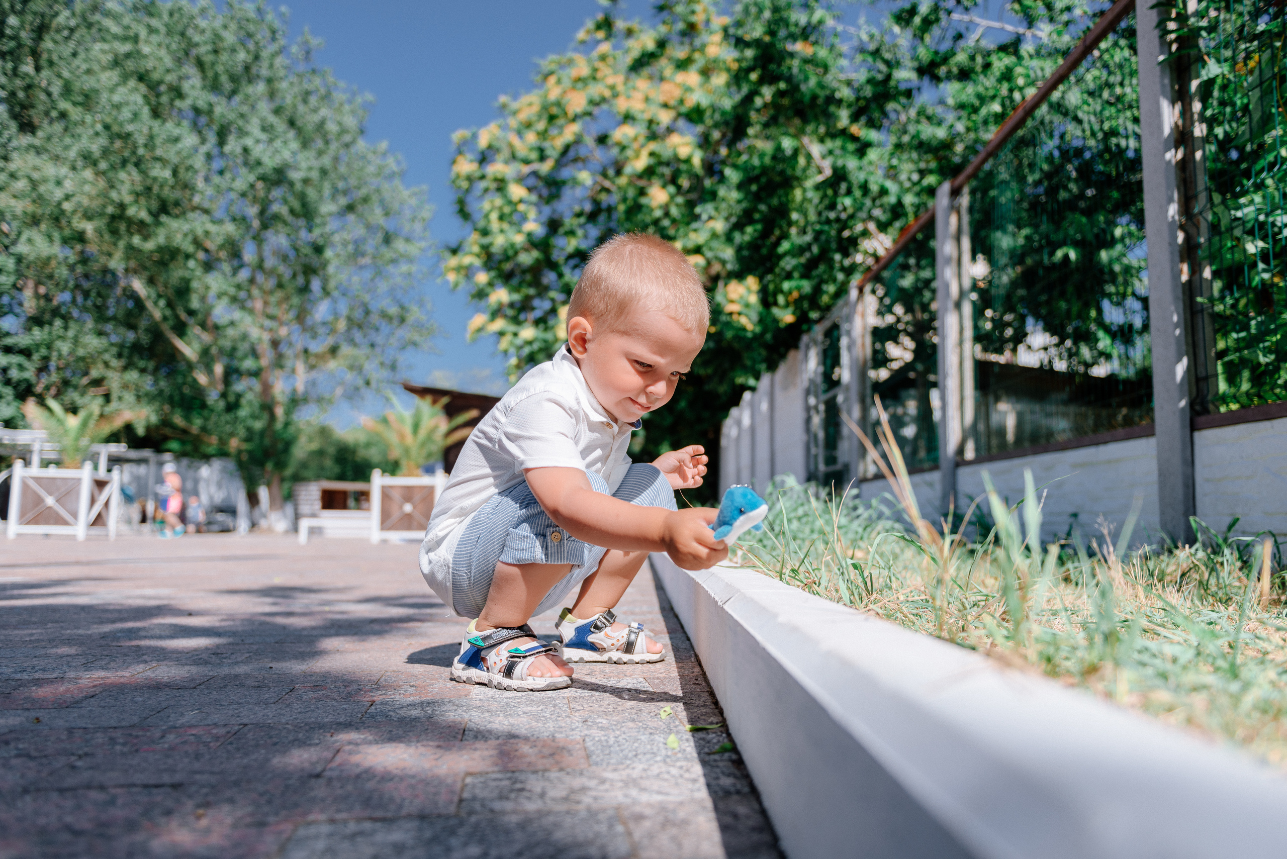 Лева с мамой на прогулке. Fedor Lemeshko — Destination Wedding and Family Lifestyle photographer