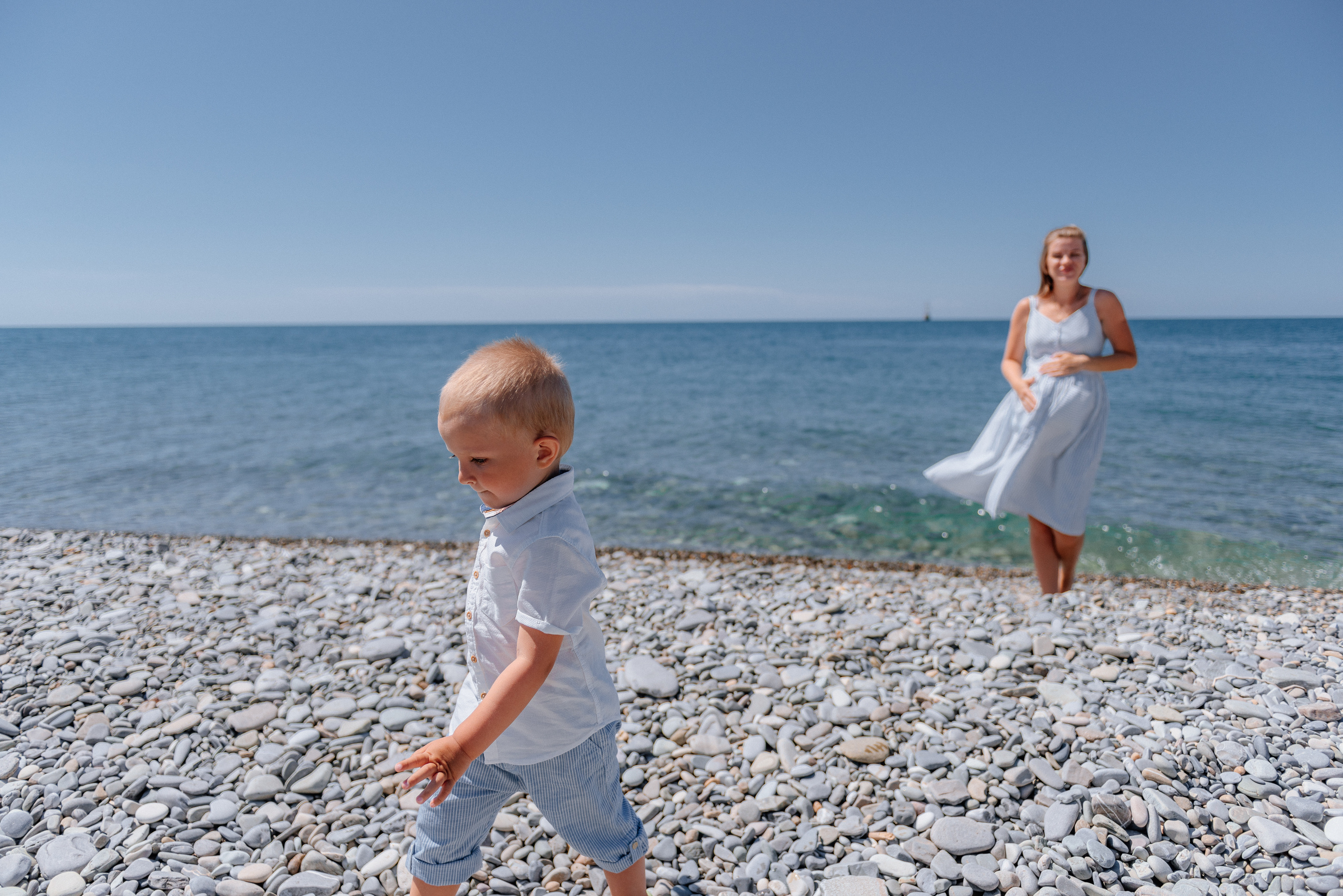 Лева с мамой на прогулке. Fedor Lemeshko — Destination Wedding and Family Lifestyle photographer