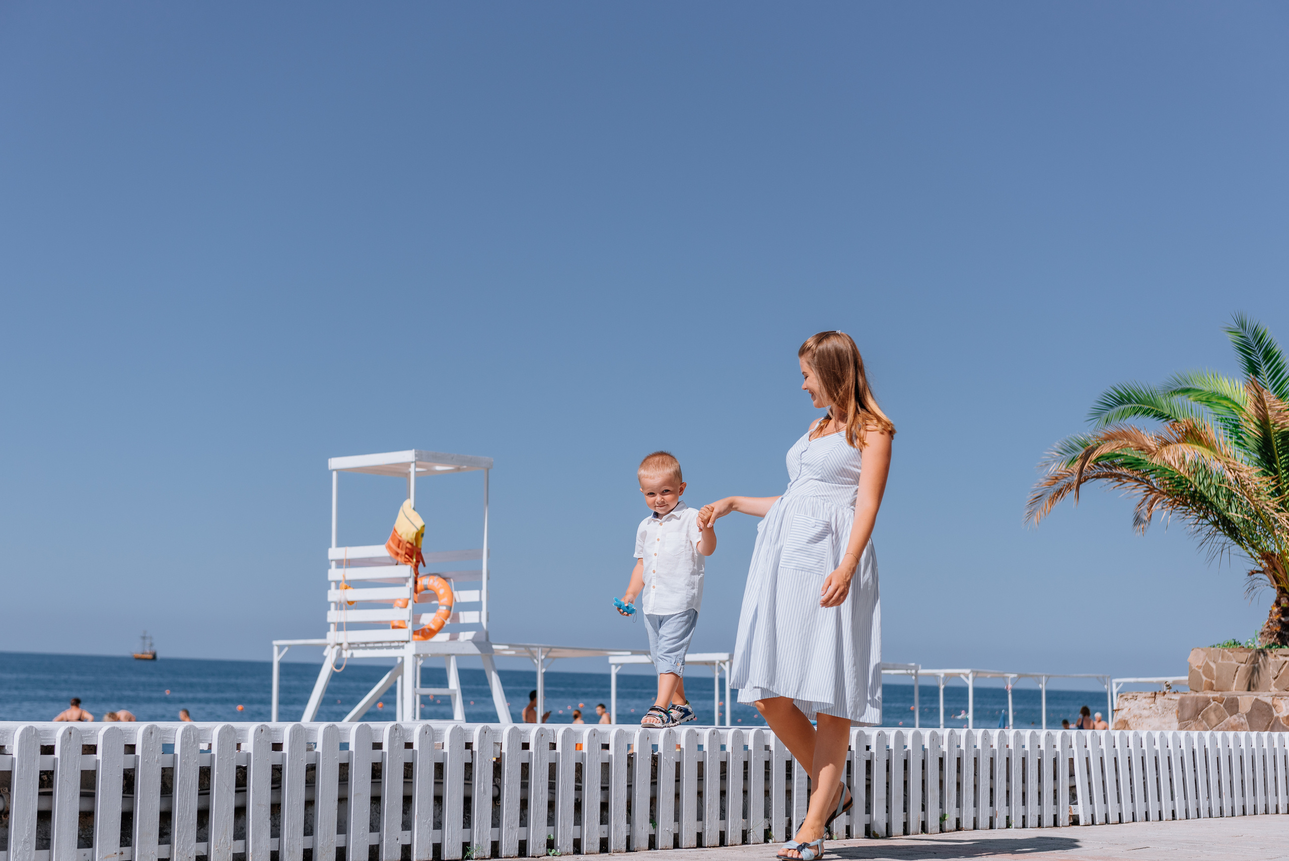 Лева с мамой на прогулке. Fedor Lemeshko — Destination Wedding and Family Lifestyle photographer