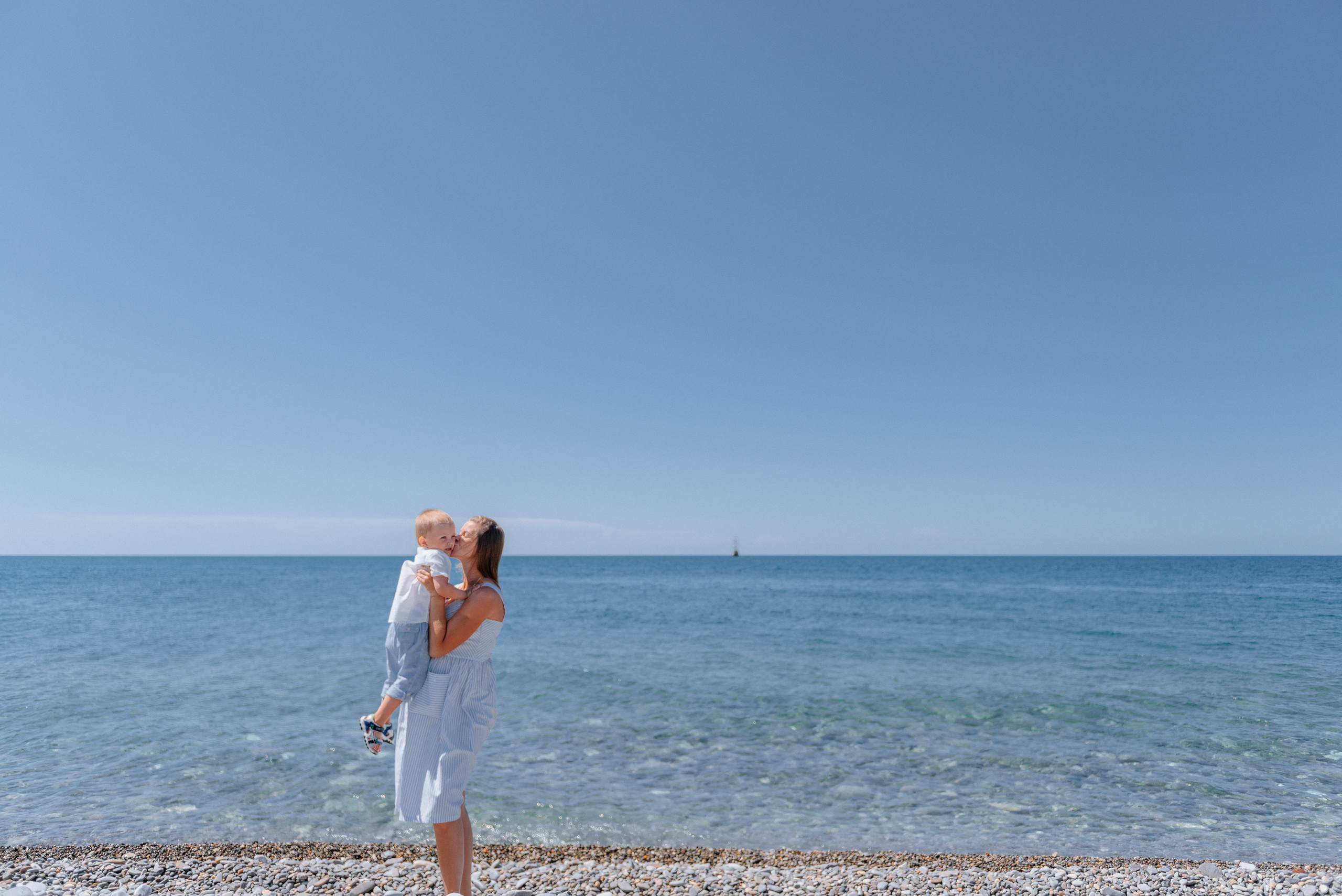 Лева с мамой на прогулке. Fedor Lemeshko — Destination Wedding and Family Lifestyle photographer