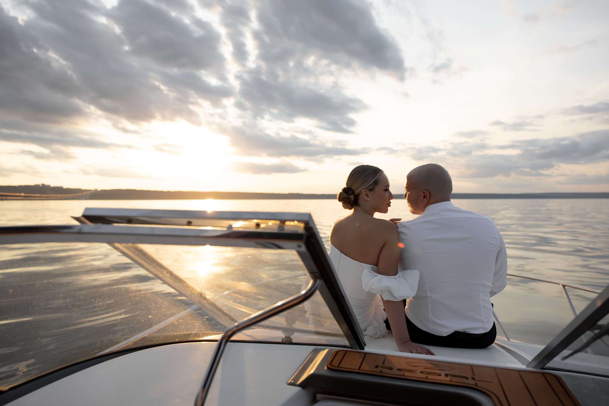 Здравствуйте! Я свадебный фотограф из Ульяновска, работаю в том числе по всей России и с выездом за границу. Снимаю свадьбы, lovestory, корпоративы, светский репортаж. Провожу обучение по фотографии, мастер-классы и воркшопы для других фотографов.