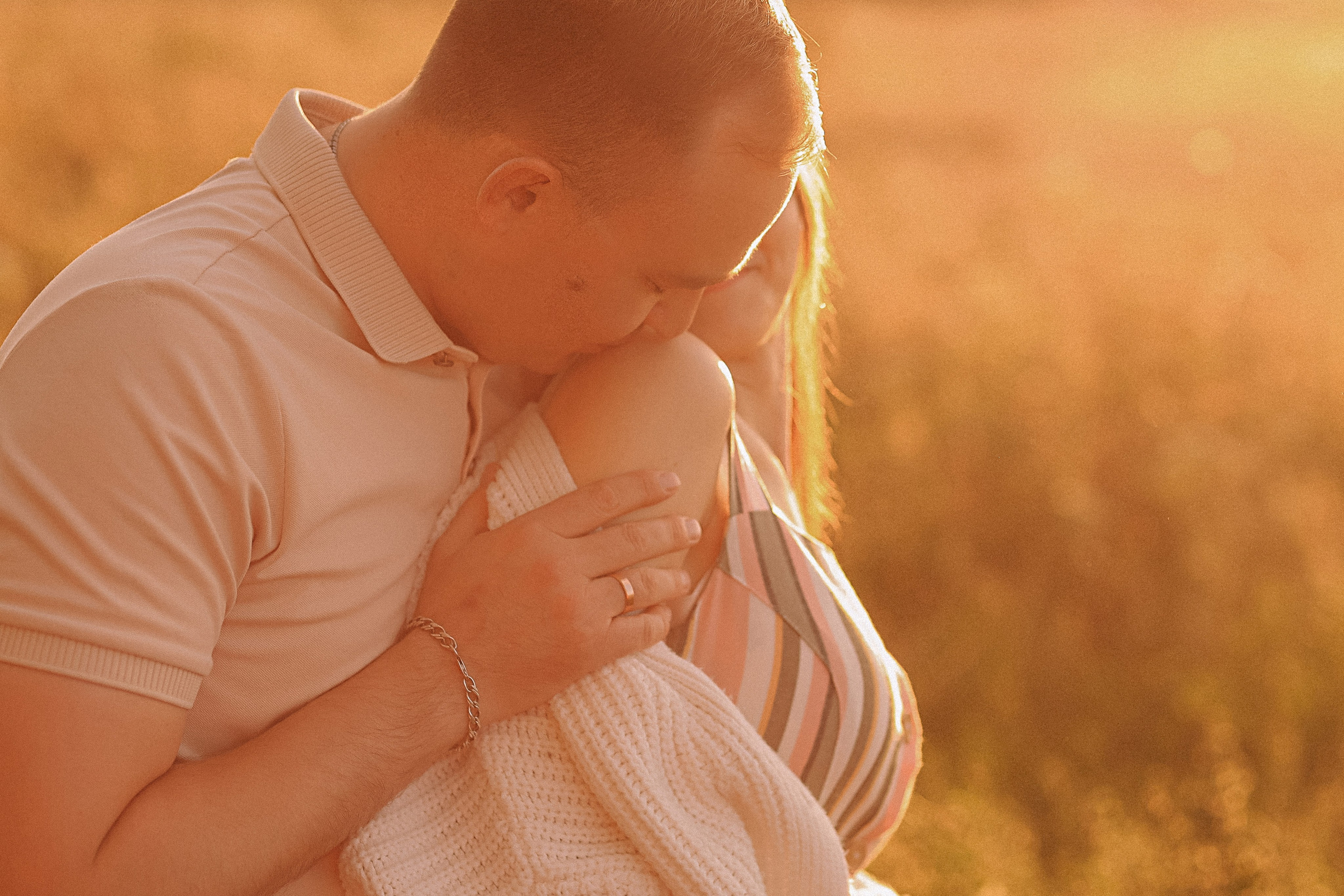 Поле love story на закате. Семейный фотограф Тюмень, фотограф на роды Салмина Мария