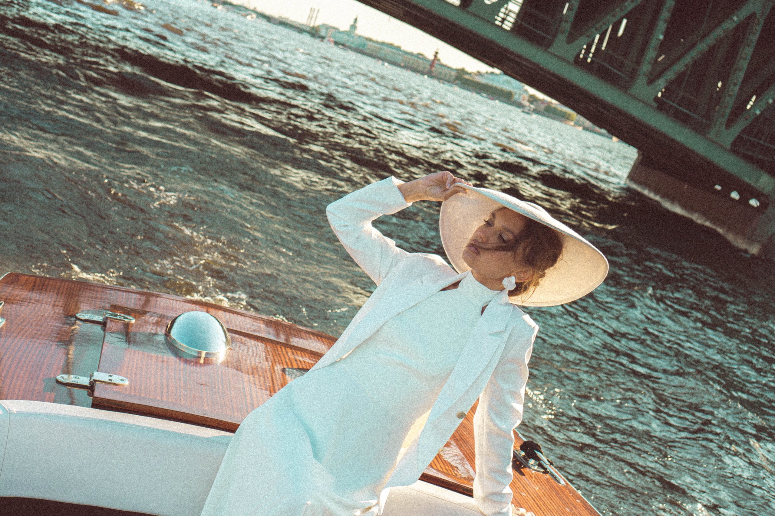 СВАДЕНБНАЯ СЬЕМКА НА КАТЕРЕ ПО КАНАЛАМ САНКТ-ПЕТЕРБУРГА И В АКВАТОРИИ НЕВЫ. Профессиональный фотограф, Санкт-Петербург — Виктория Богомолова