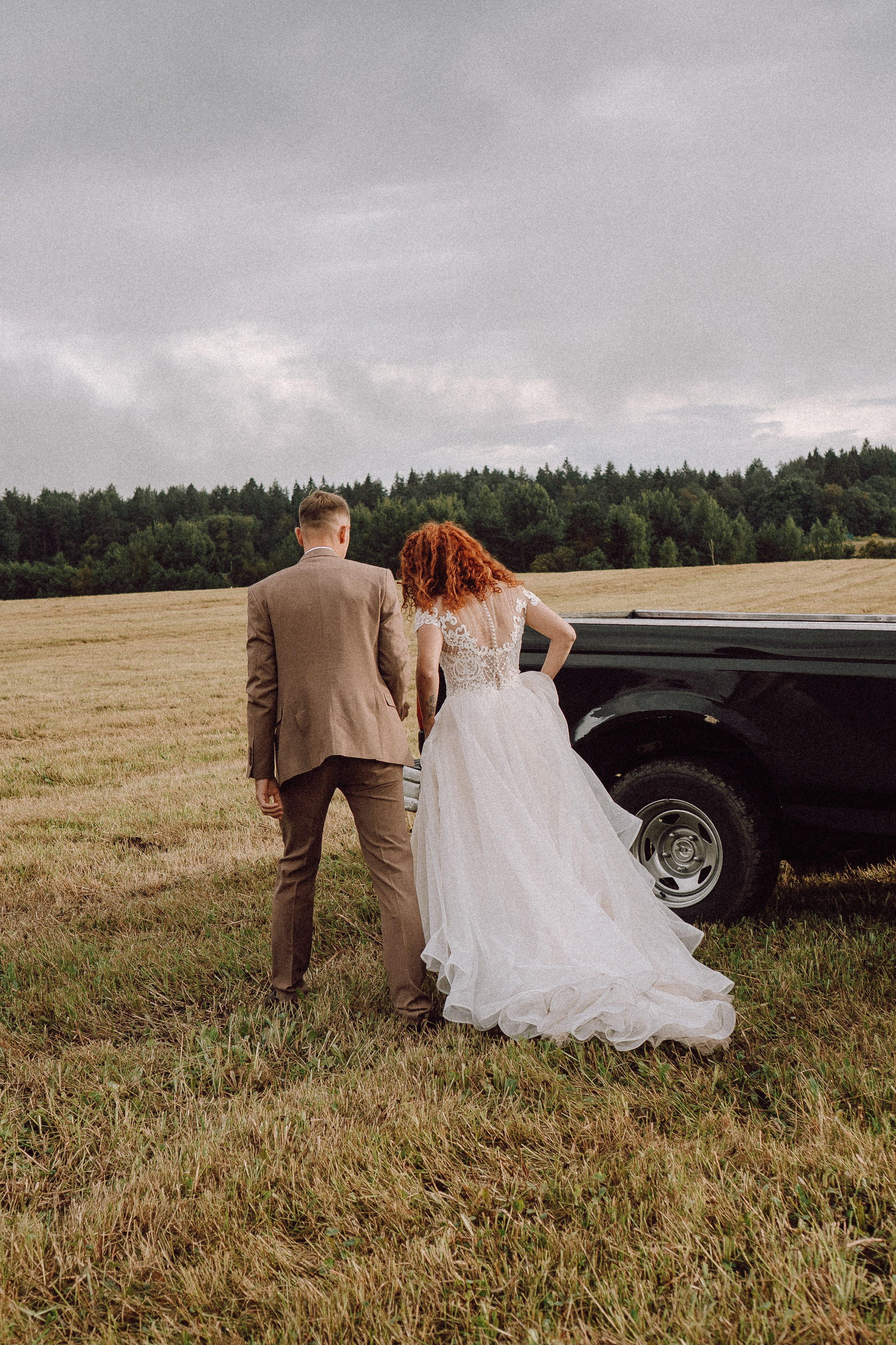 СВАДЕБНАЯ ФОТОСЕССИИЯ ПАРЫ В ГОРОДЕ ПРИОЗЕРСК В СОСНОВОМ ЛЕСУ И С ПИКАПОМ. Профессиональный фотограф, Санкт-Петербург — Виктория Богомолова