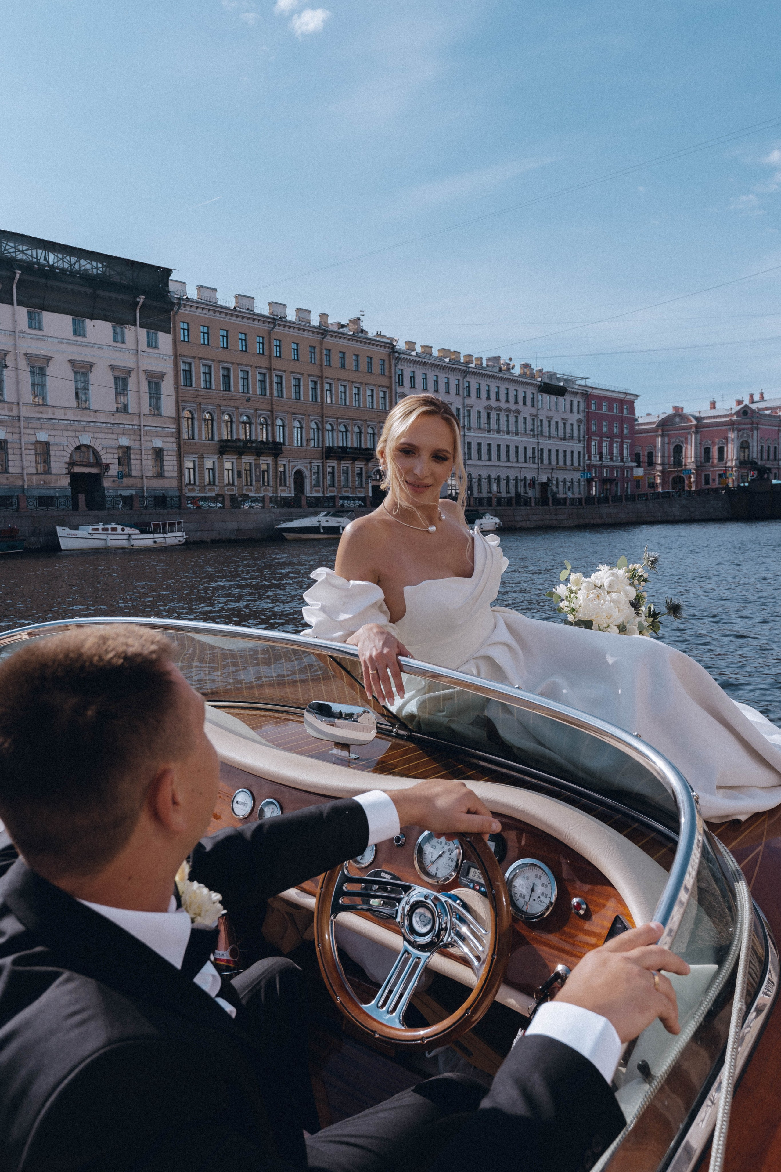 СВАДЕНБНАЯ СЬЕМКА НА КАТЕРЕ ПО КАНАЛАМ САНКТ-ПЕТЕРБУРГА И В АКВАТОРИИ НЕВЫ. Профессиональный фотограф, Санкт-Петербург — Виктория Богомолова