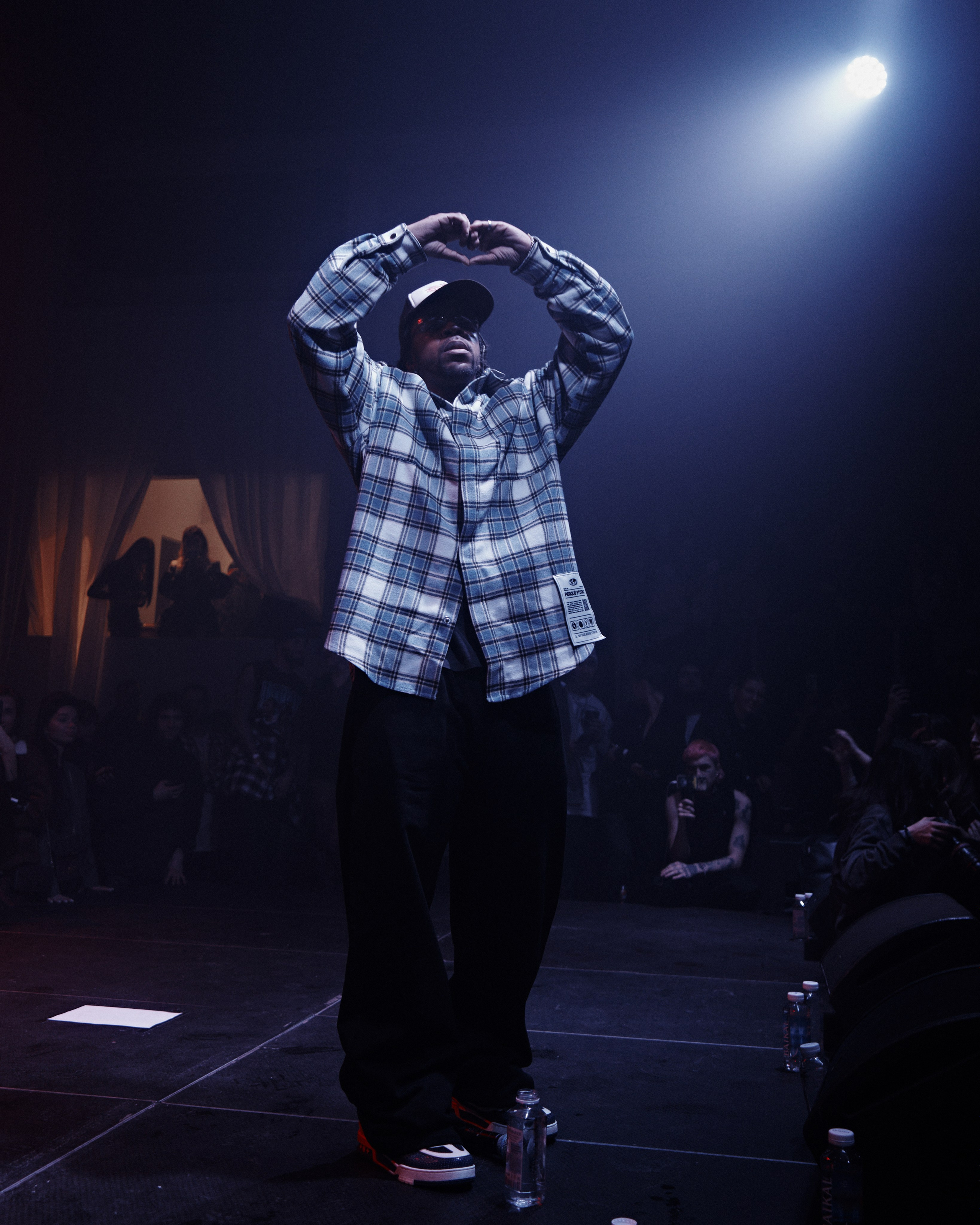 Azizi Gibson. NOIZOMAX Художественный фотограф в Дубай