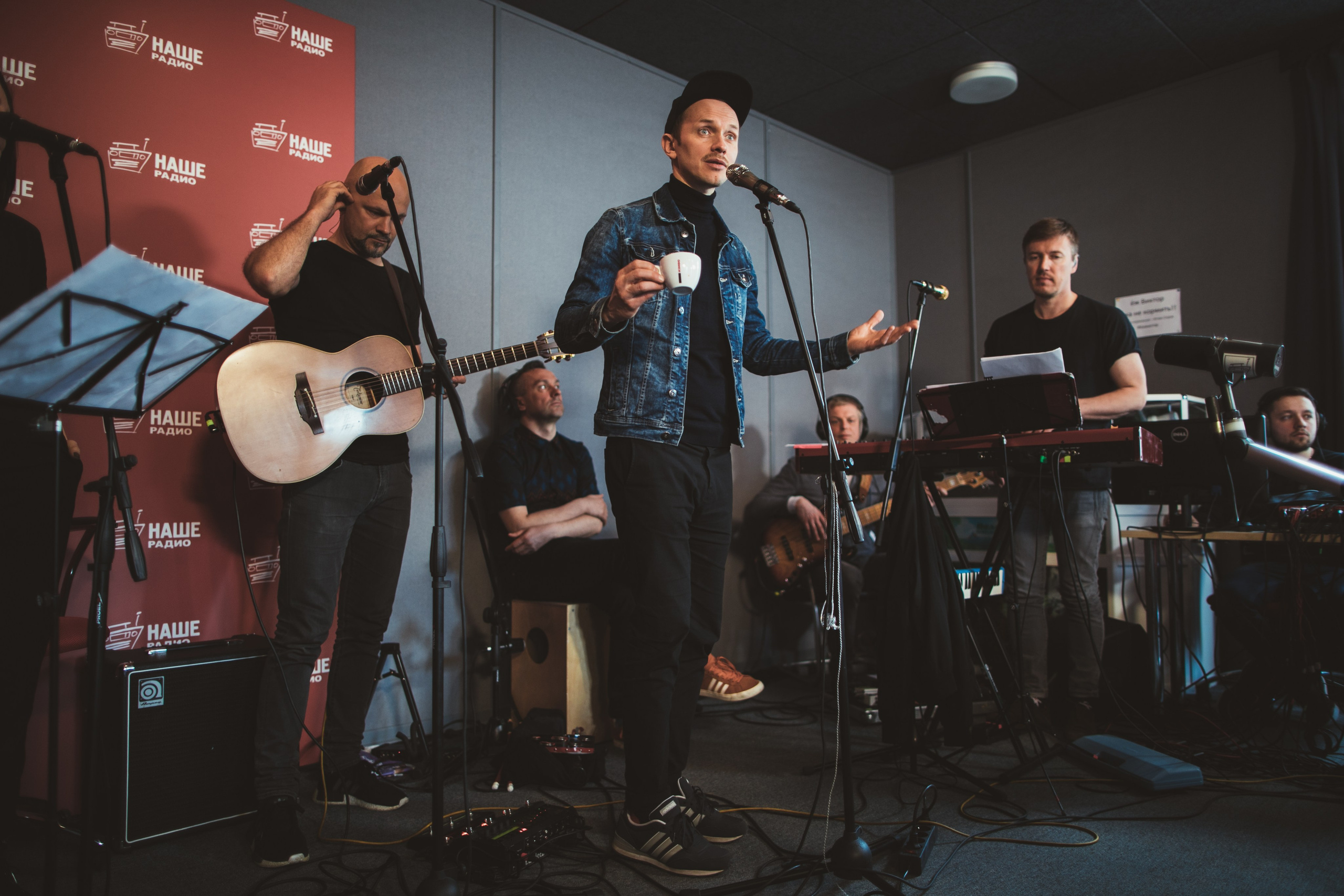 Презентация группы Brainstorm на Наше Радио Renars Kaupers пьет кофе Ренарс Кауперс