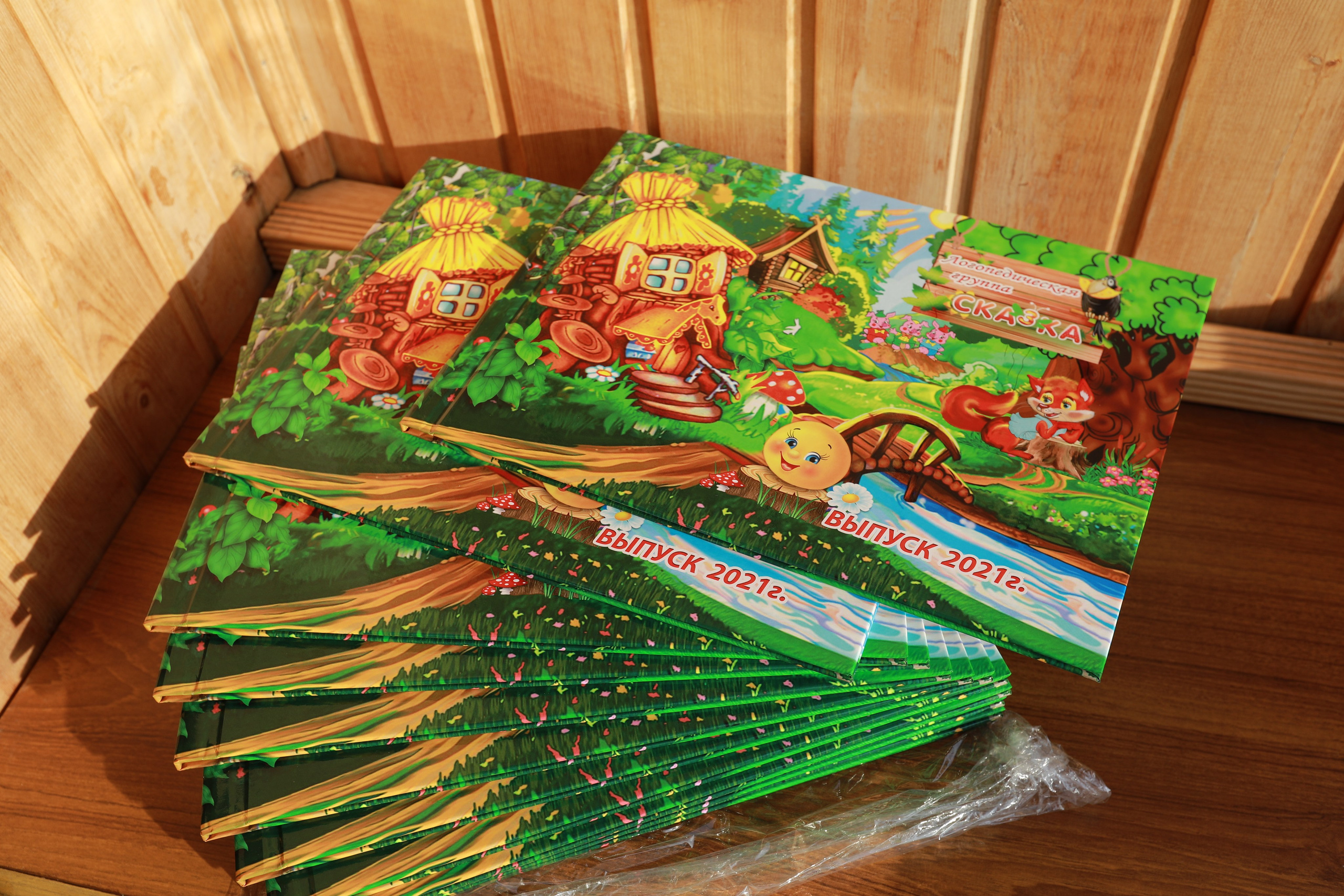 Готовые выпускные альбомы. Medlori fotobook Выпускные альбомы в Липецке Лариса Медведева