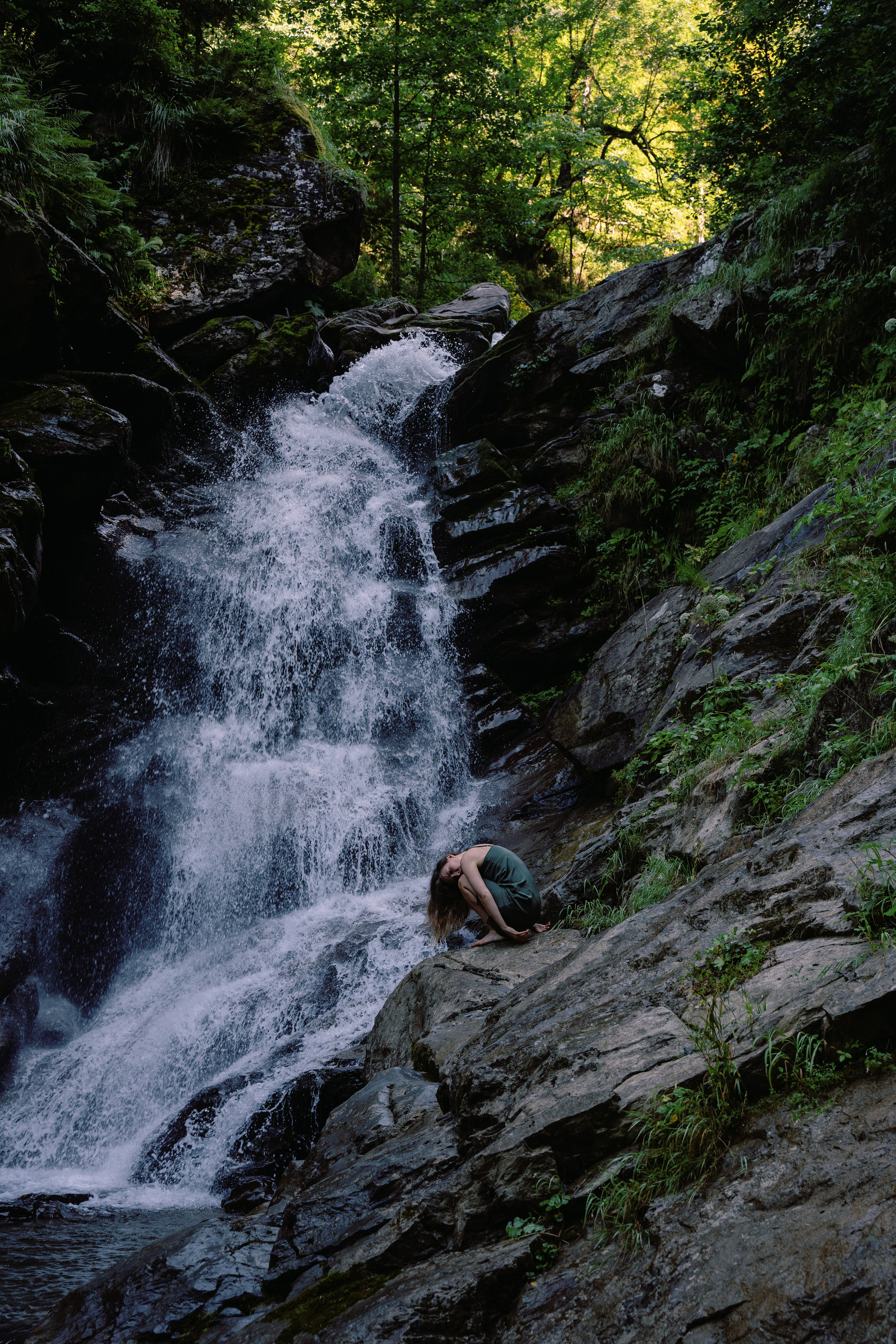 Общий план  девушки снимка на фоне водопада