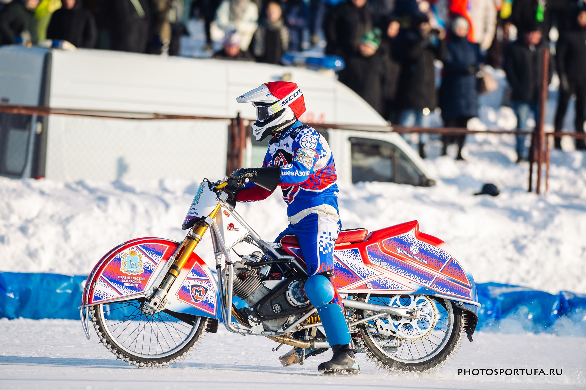 Мотогонку на льду. Спортивный фотограф в Уфе Евгений Буров