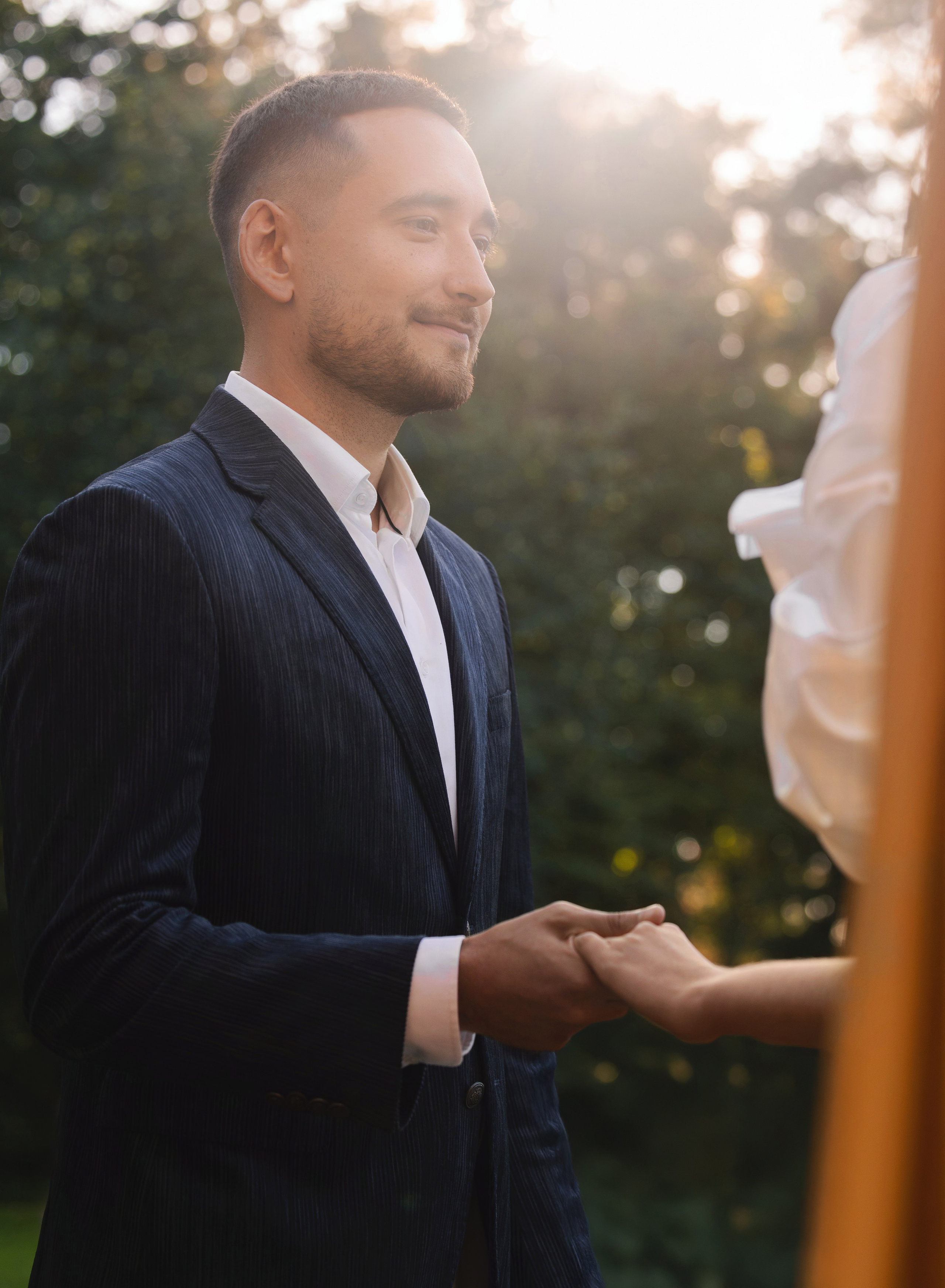 В ЛУЧАХ ЗАКАТА НА БЕРЕГУ МОРСКОМ