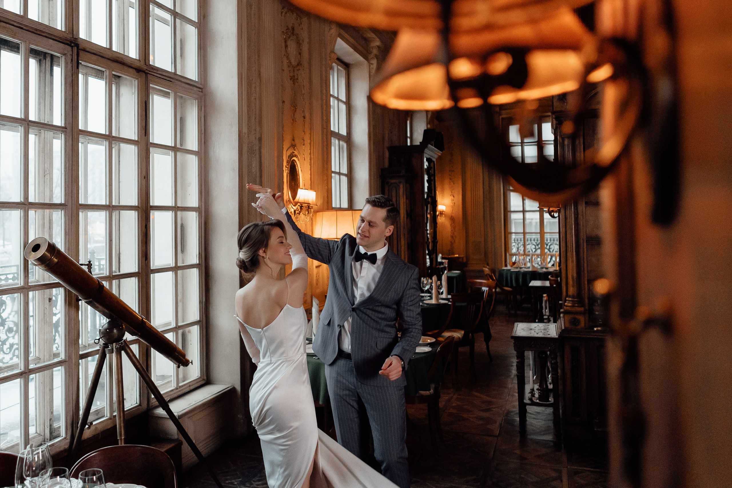 Свадебная фотосессия в Кафе Пушкинъ. Свадебный фотограф в Москве Дарья Олендарёва