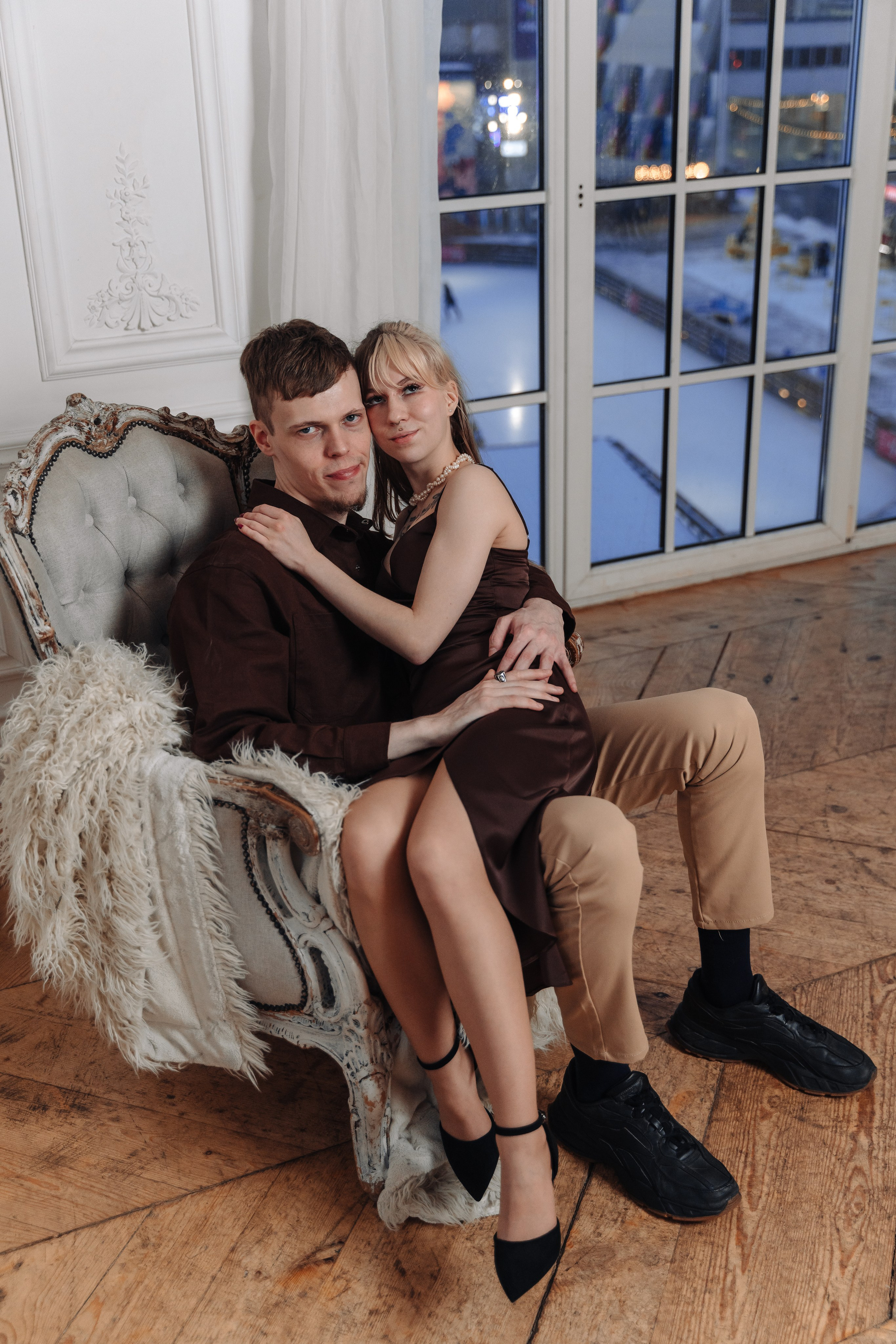 Зимняя фотосессия лавстори с предложением руки и сердца в фотостудии