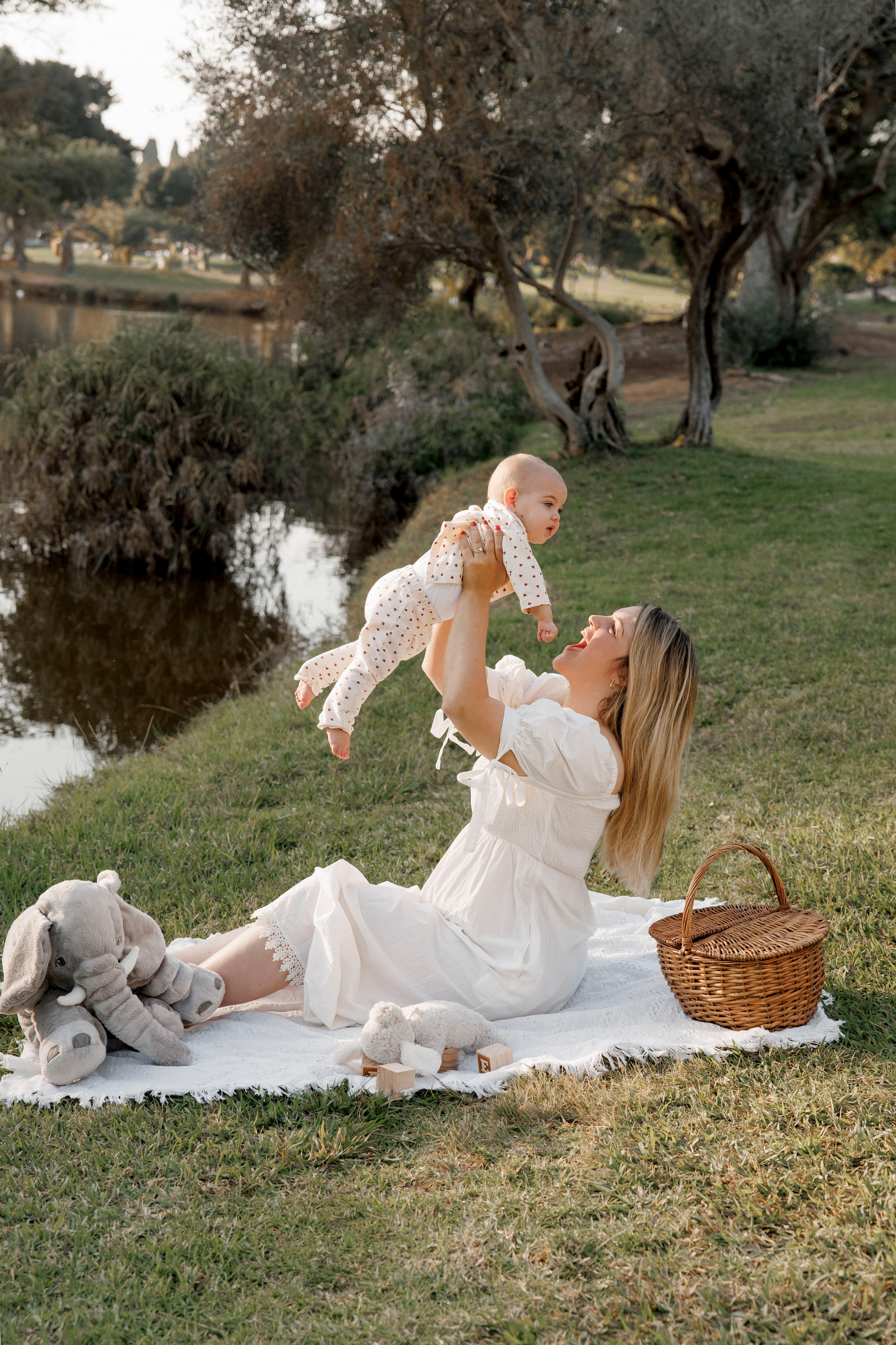 First year photoshoot inside the park (sunset). Wedding and family photographer