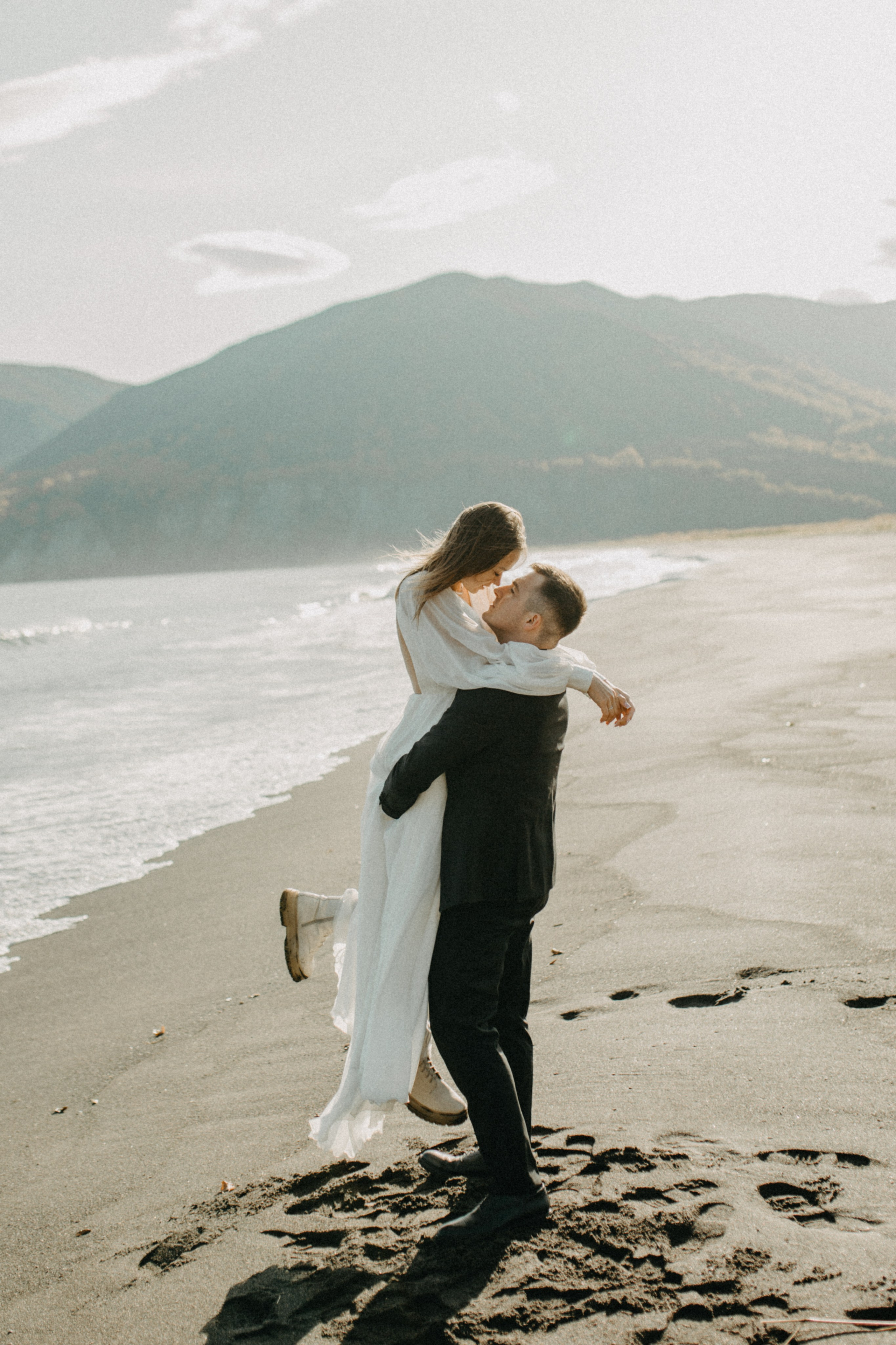 Вертолетный полет Бухта Жировая. Свадебное фото и видео на Камчатке. Туристические маршруты