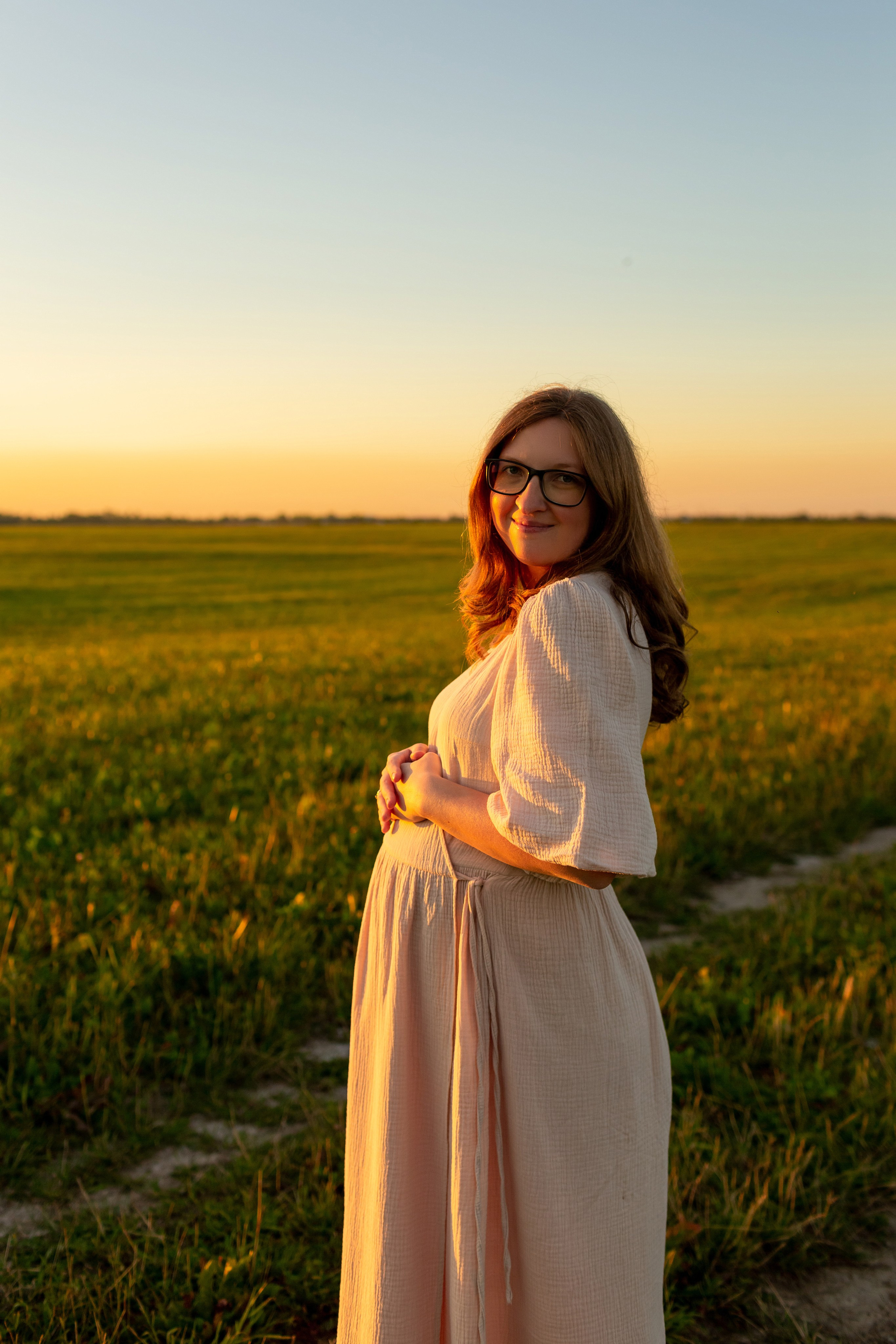В ожидании чуда. Закат в поле. Свадебный фотограф Кирилл Белый