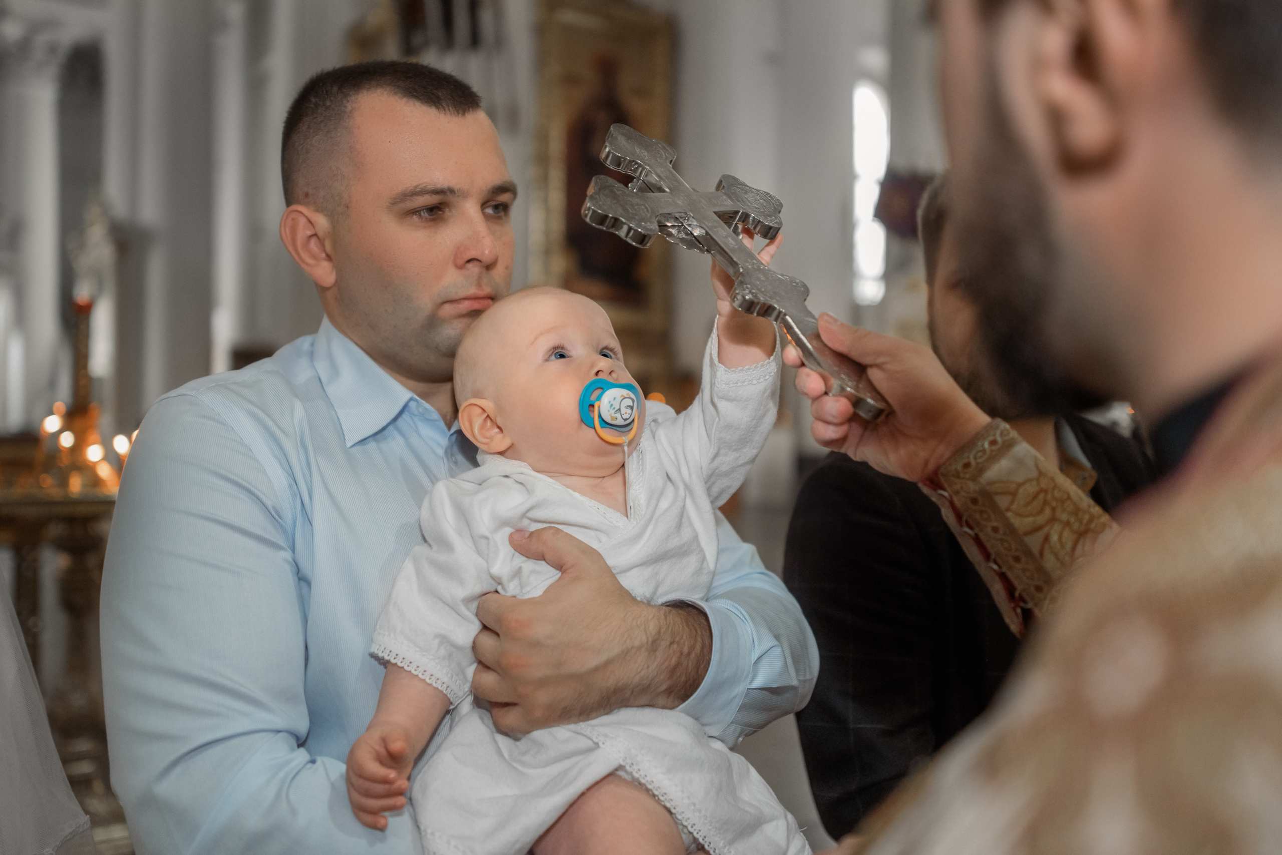 малыш схватился за крест батюшки на крещении в Троице Измайловском соборе Санкт-Петербурга
