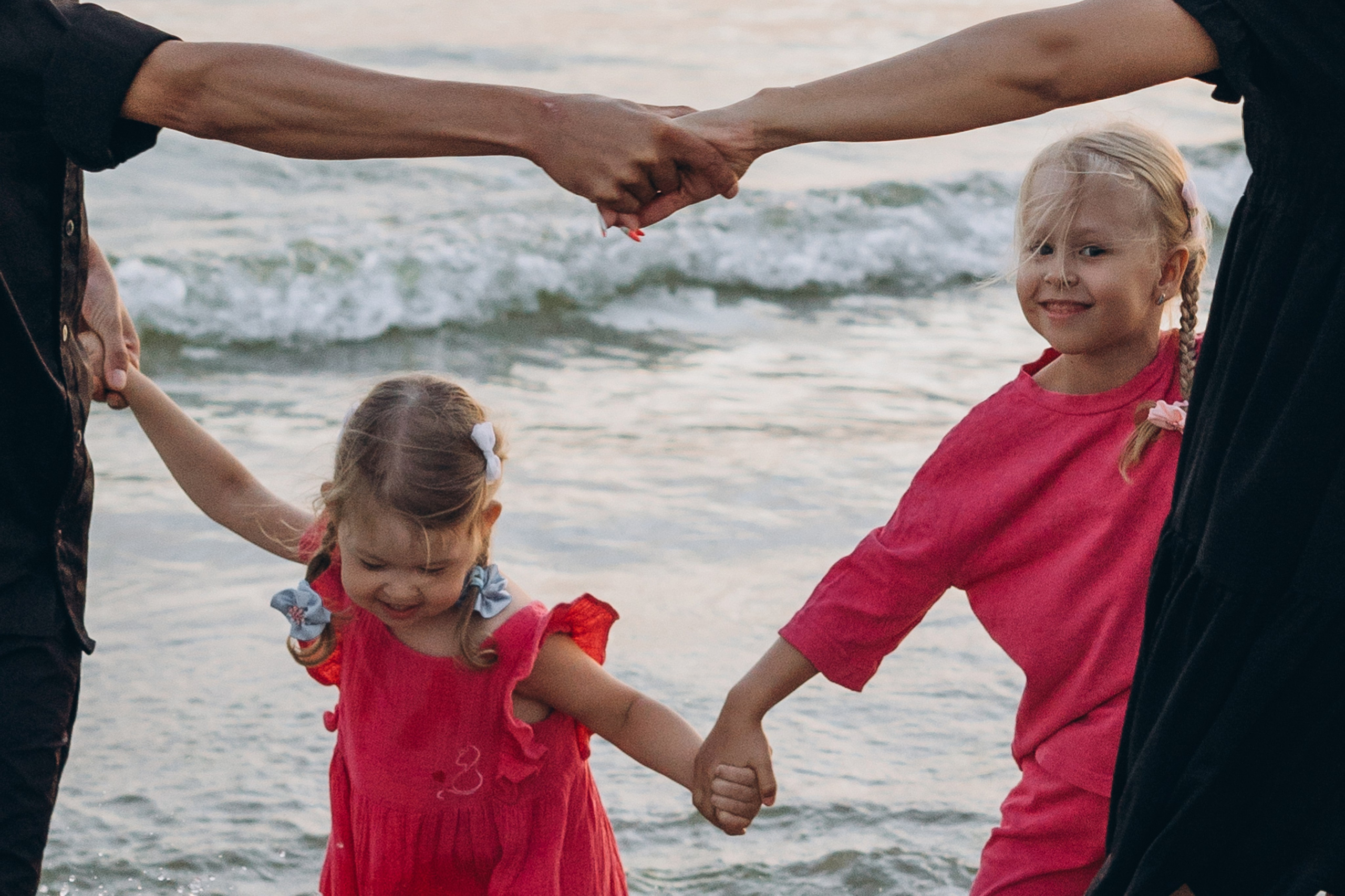Фотограф в Анапе запечатлел, как дети с восторгом запускают воздушного змея на песчаном пляже