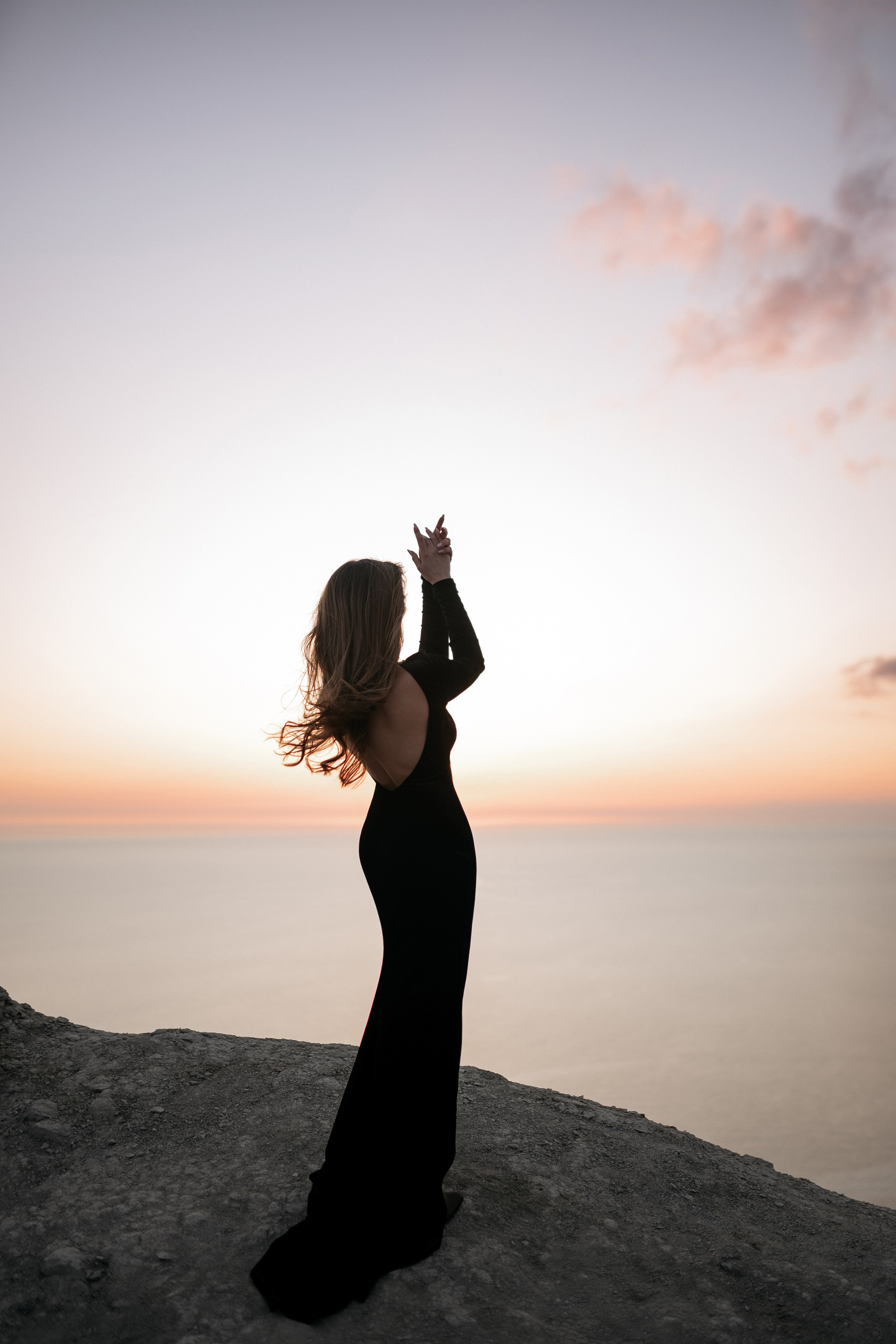 Девушка смотрит вдаль на фоне "Ласточкиных гнезд"