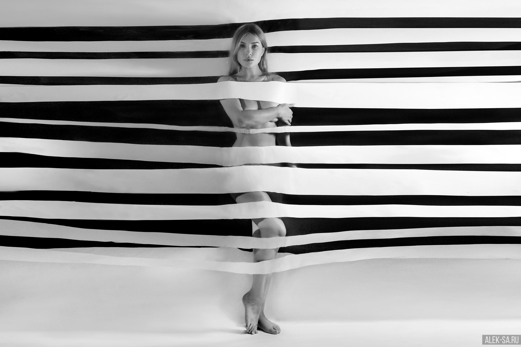 Ню за чёрно-белыми полосами, игра света и линий — студия, Краснодар