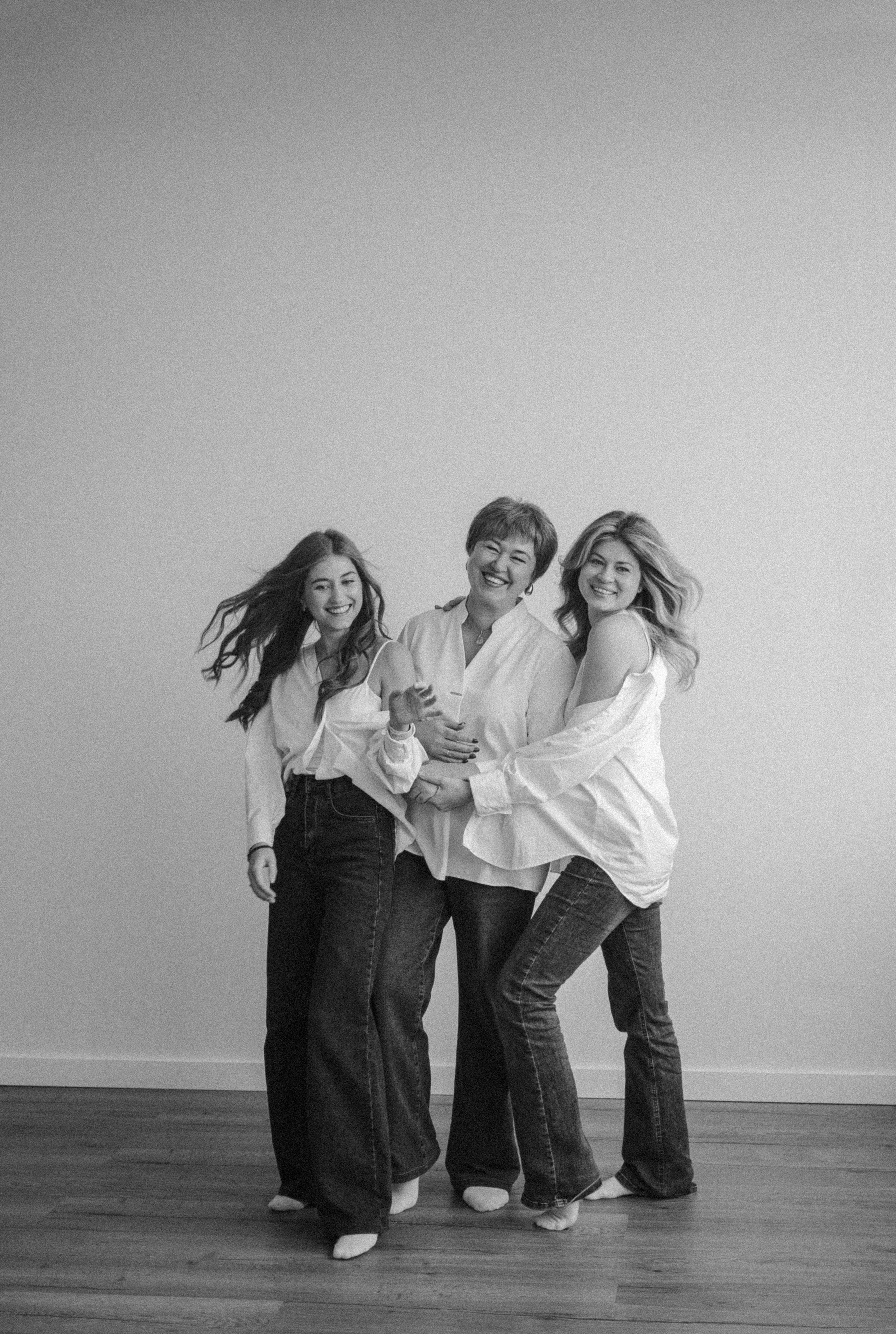 Мама с дочками. Семейный фотограф, фотосессия беременности в Новосибирске Кристина Киб