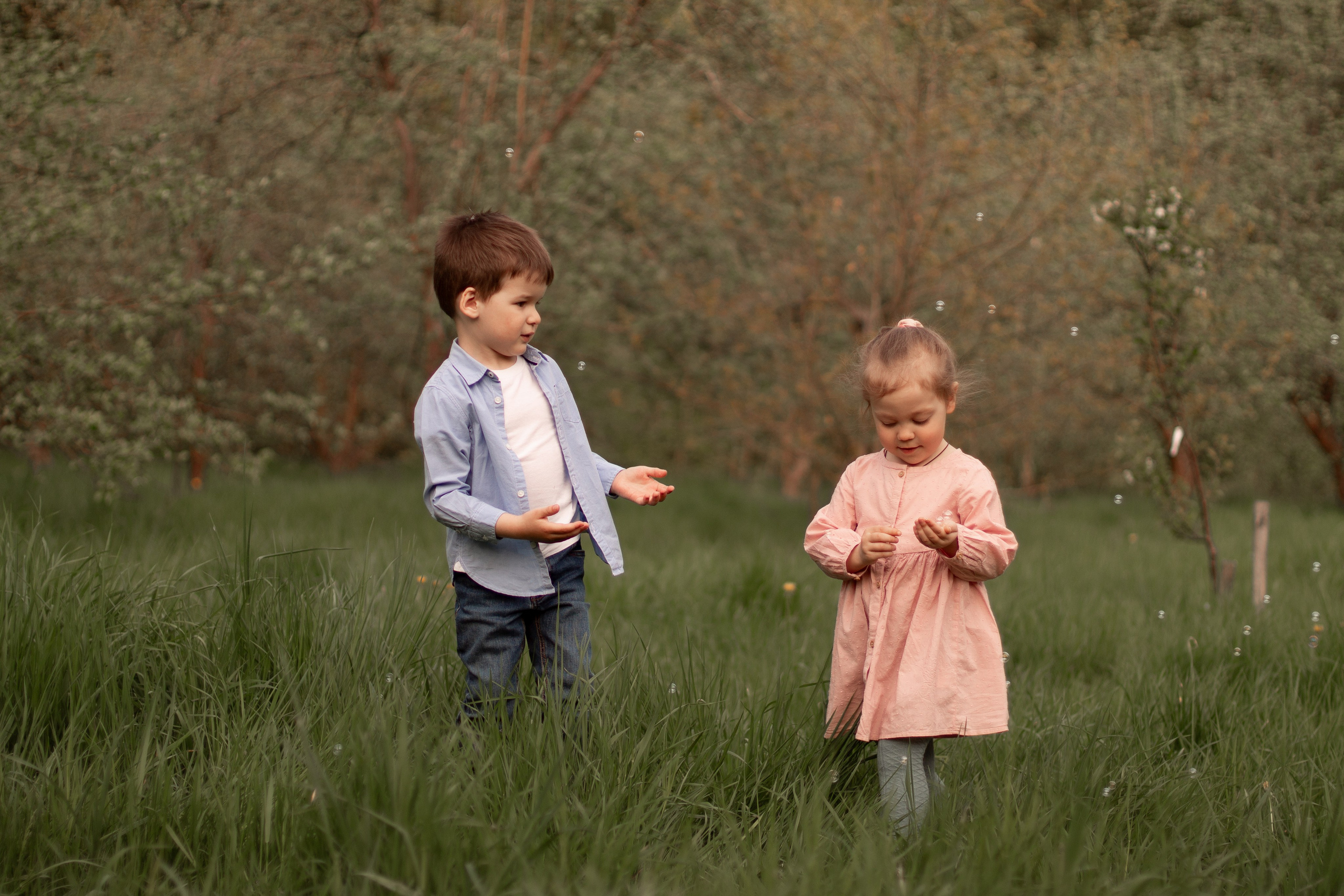 фотография мальчика и девочки с мыльными пузырями