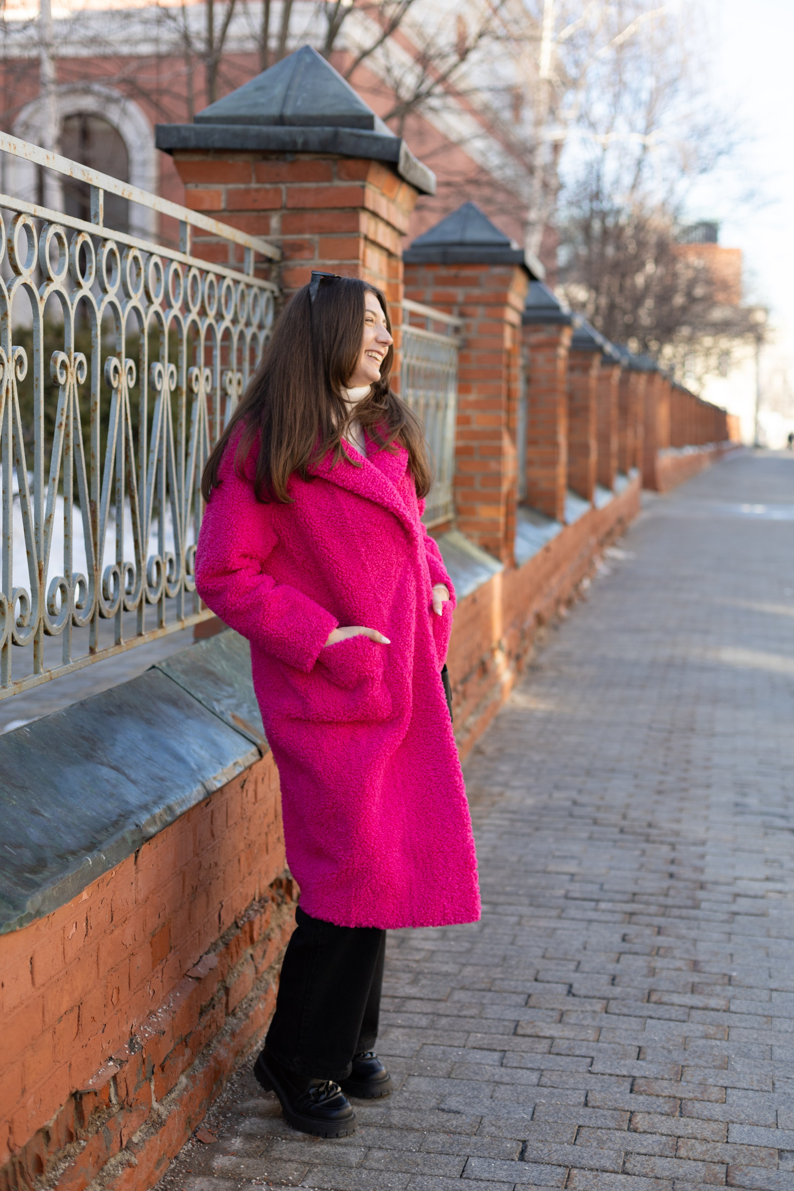 Фотосессия в Москве, фотография девушки весной, девушка в розовой шубе, прогулка по Москве