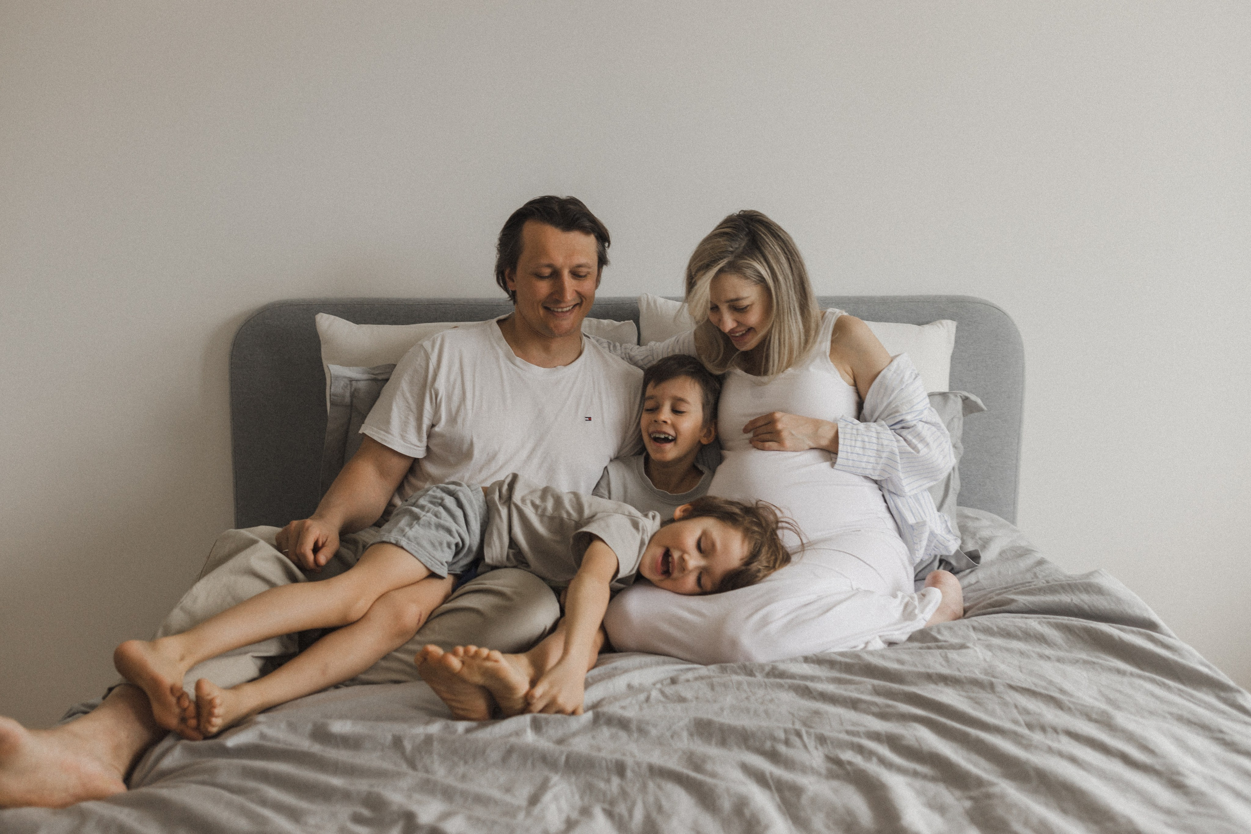 Катя, Паша, Валера и Родион ждут братика. Семейный фотограф в Москве