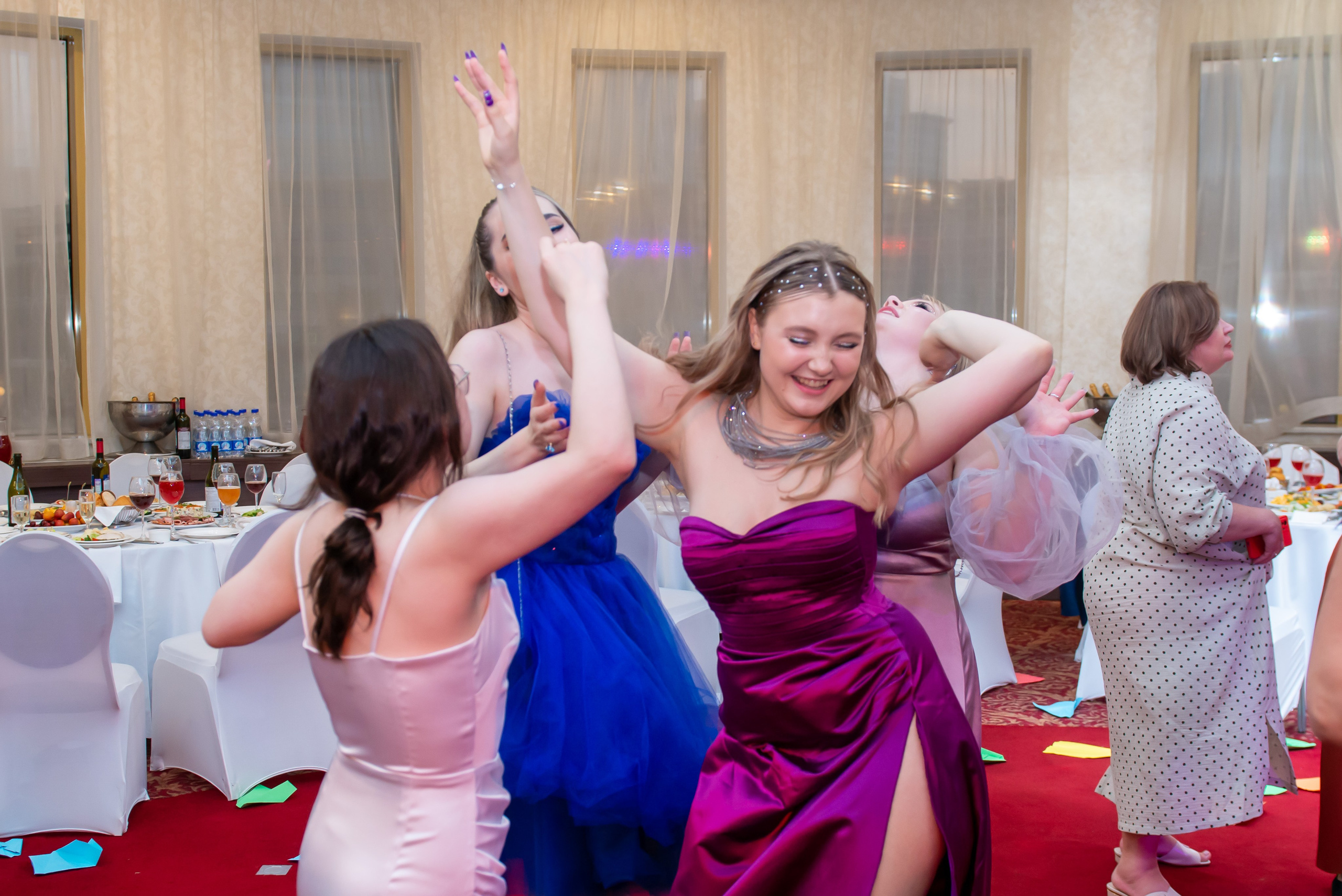 Выпускной вечер в гимназии № 37, ресторан La Ronde