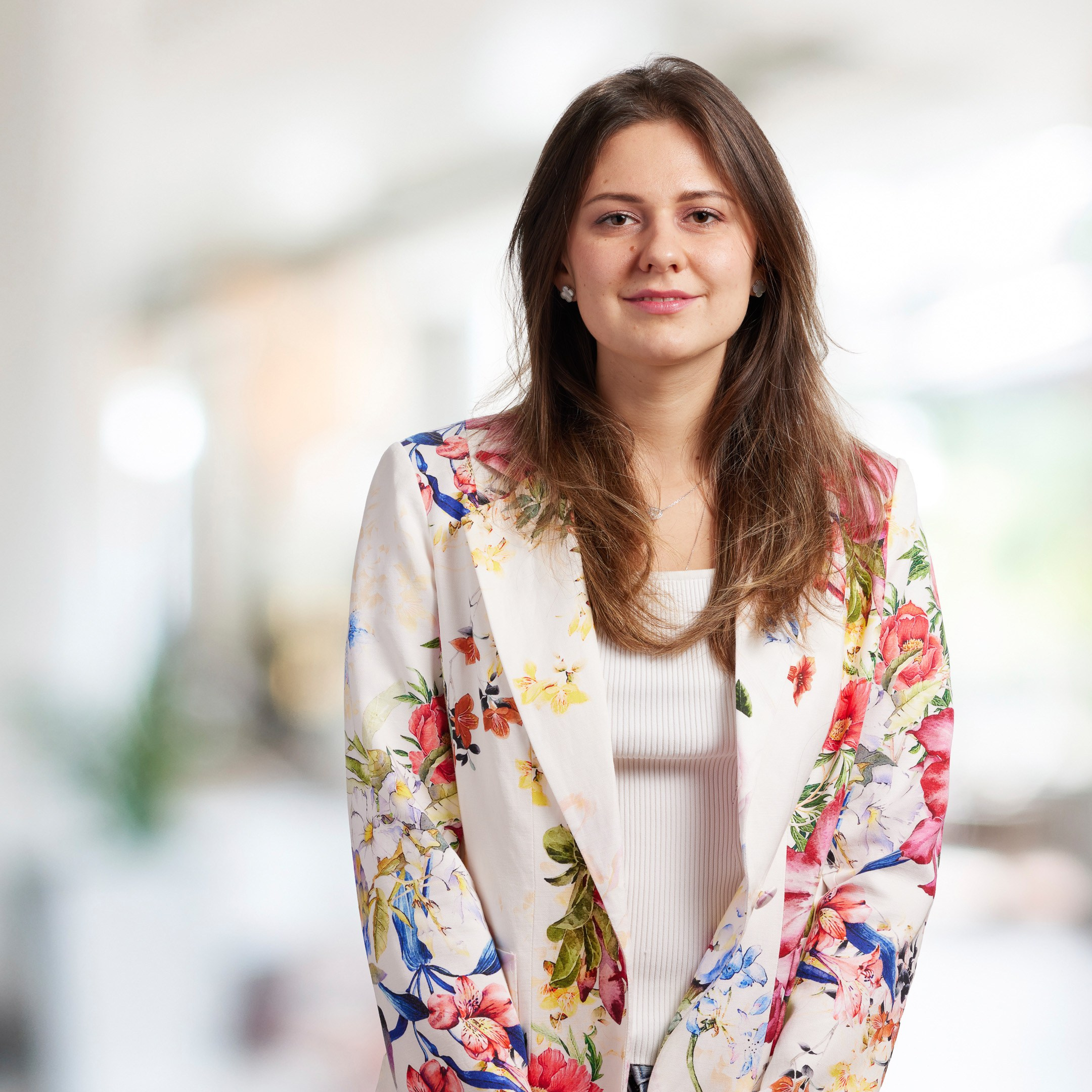 Business portrait of a young woman on a blurred office background - photographer Andrey Dunin