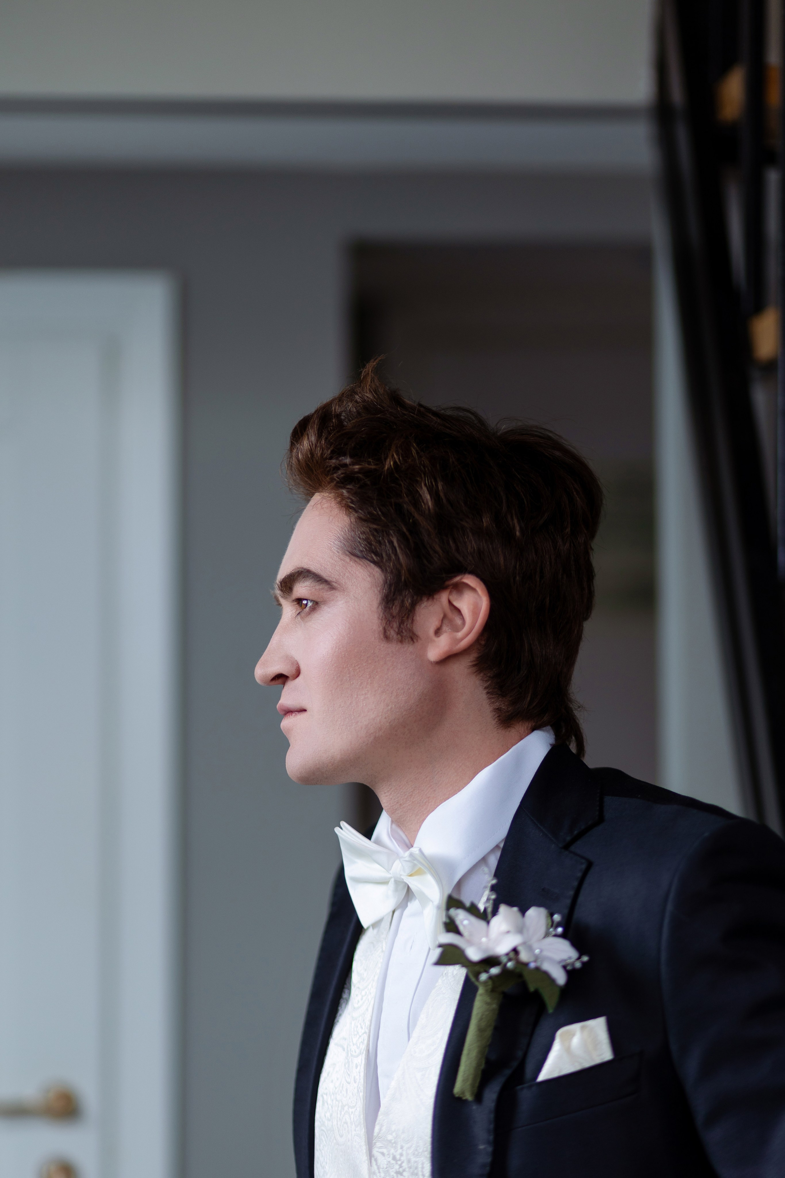 Ну вот вроде все в порядке в костюме, ждем невесту.