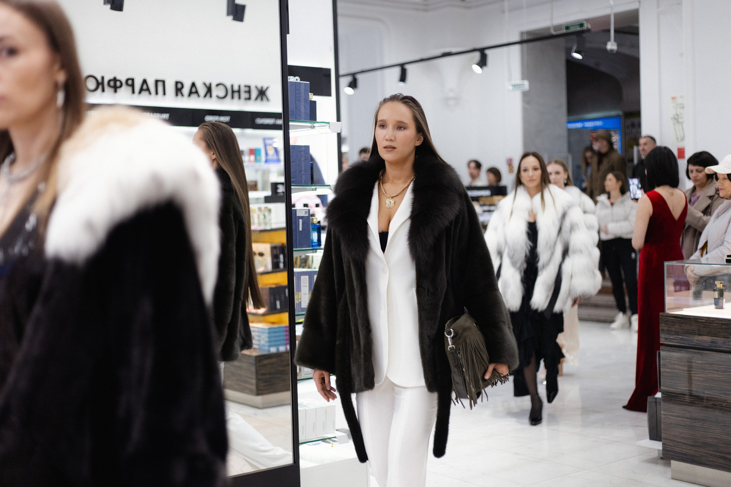 ВЫХОД В СВЕТ. СВОИ. ФОТООТЧЕТЫ-СОБЫТИЯ-МЕСТА