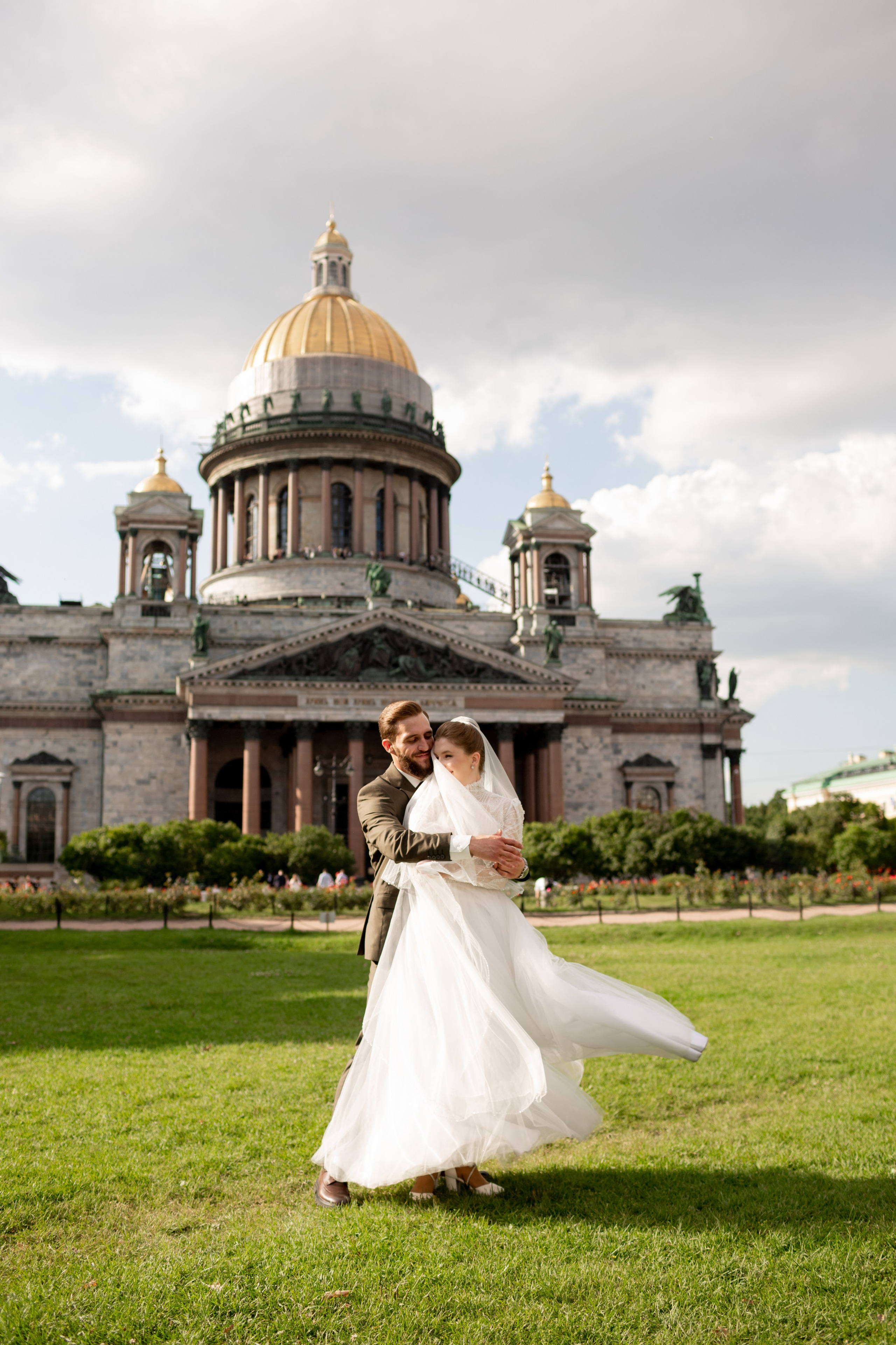 Свадебная фотопрогулка в Петербурге. Свадебный фотограф Кирилл Белый