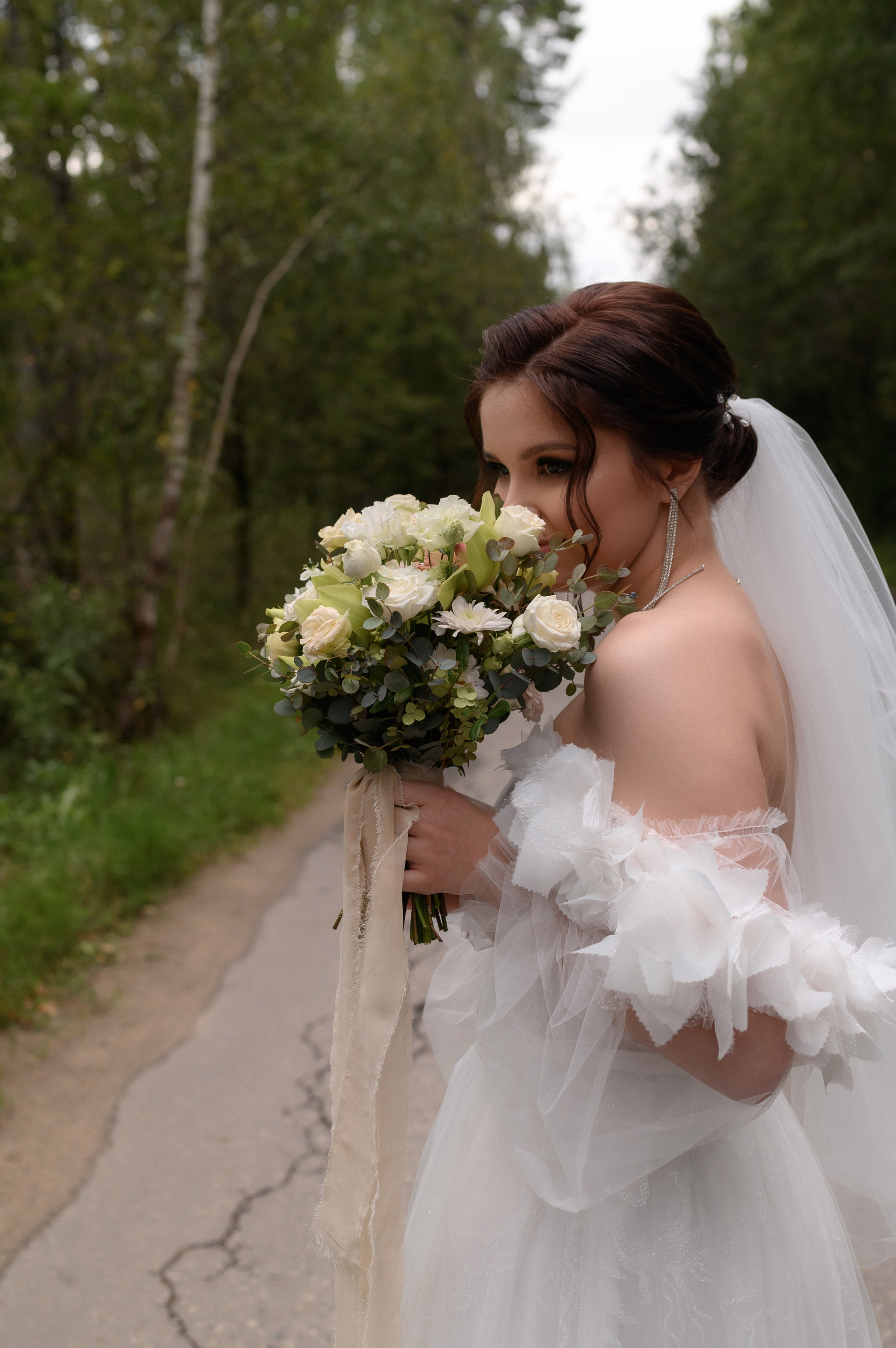 Красивая невеста с букетом в руках свадебная фотосъемка молодоженов свадебный фотограф Николай Коляганов 