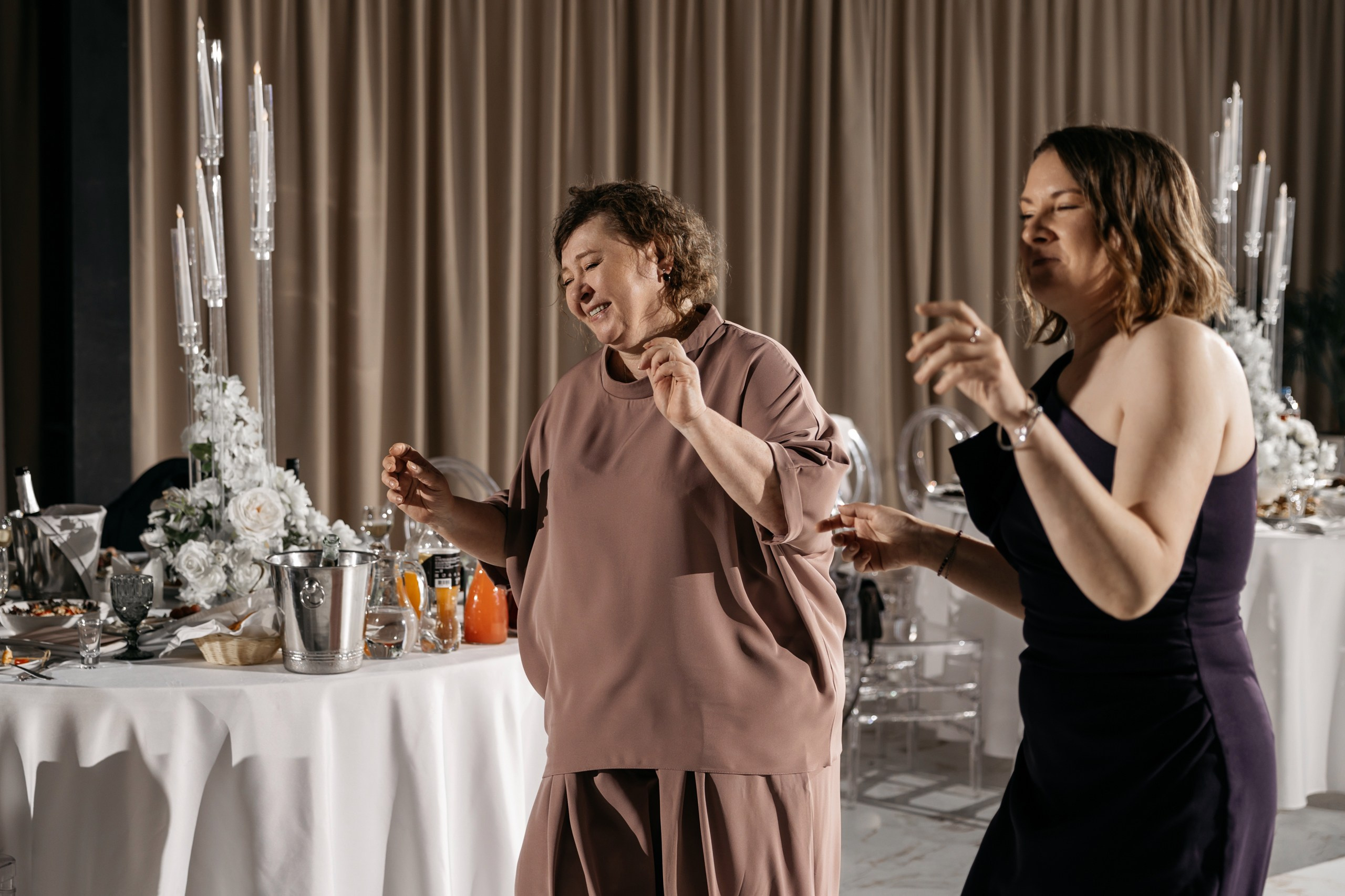 Свадебная фотосессия банкета. Свадебный и Семейный Фотограф в Гатчине и Санкт-Петербурге Виктория