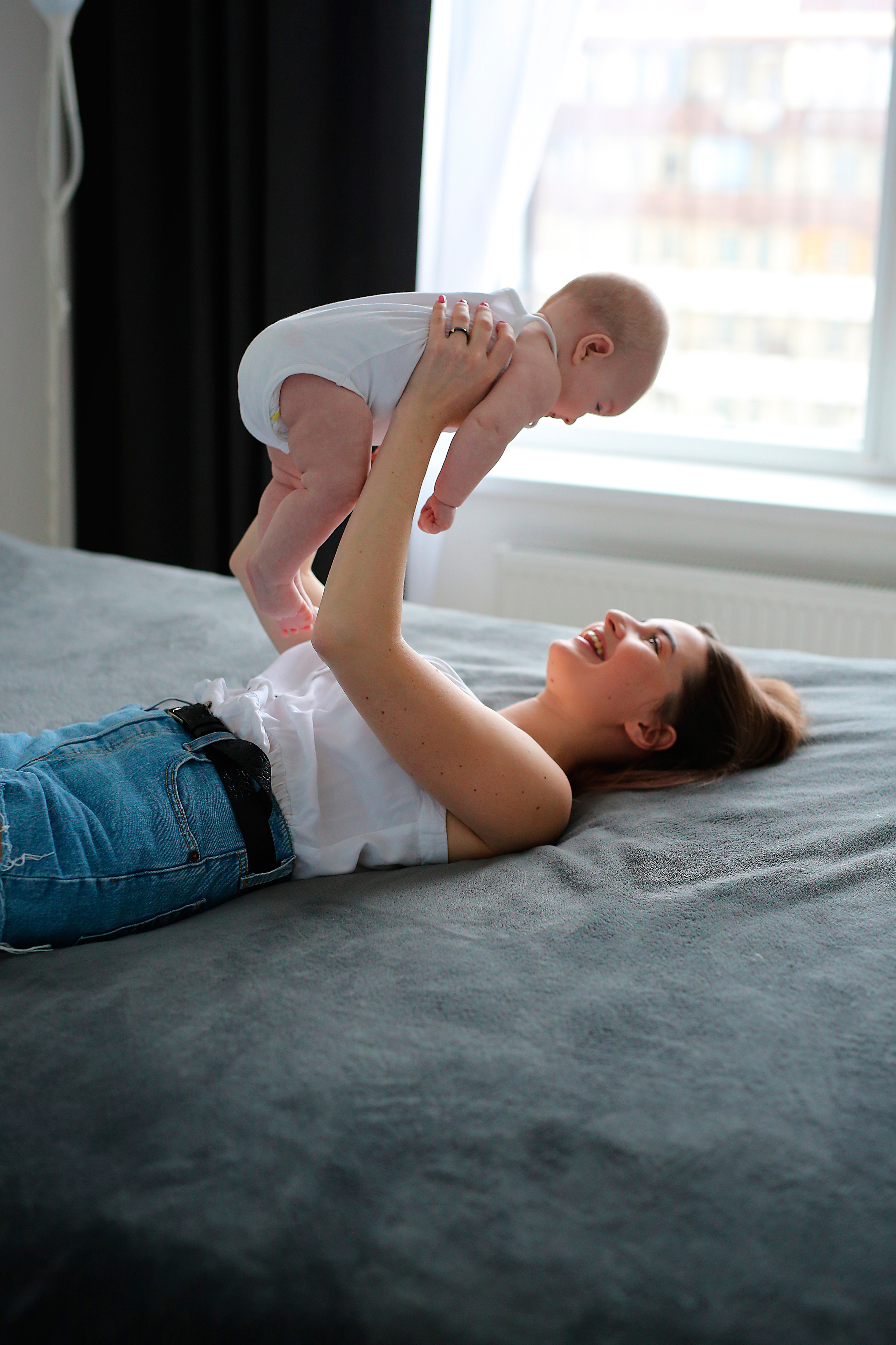 Мама играет с дочкой