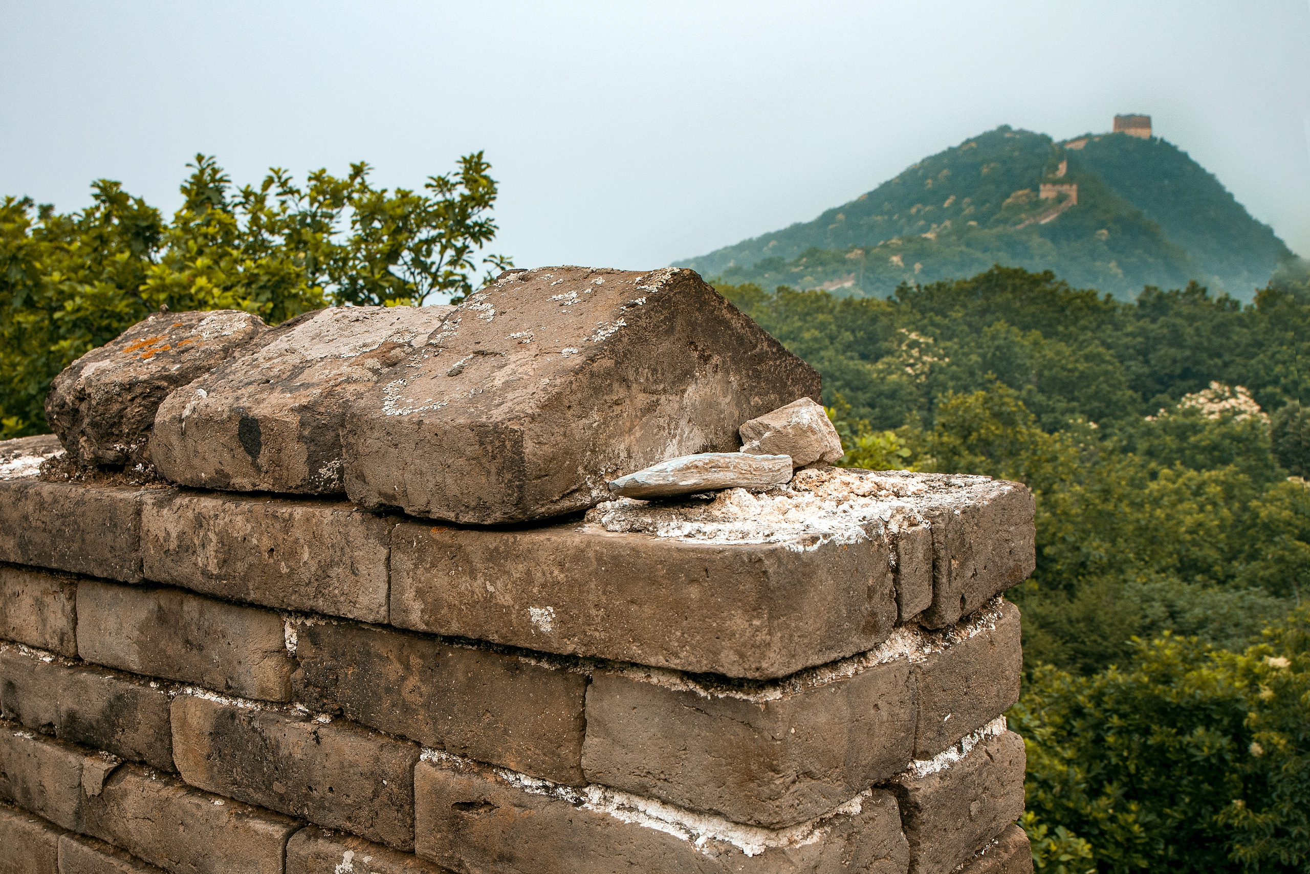 Дикая китайская стена. Часть стены куда не пускают туристов.